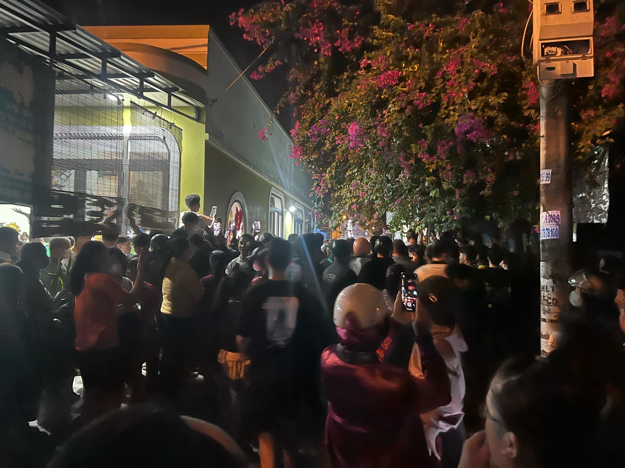 Dựng lại hiện trường người mẹ giết con để trục lợi bảo hiểm, ng&agrave;n người theo d&otilde;i- Ảnh 1.