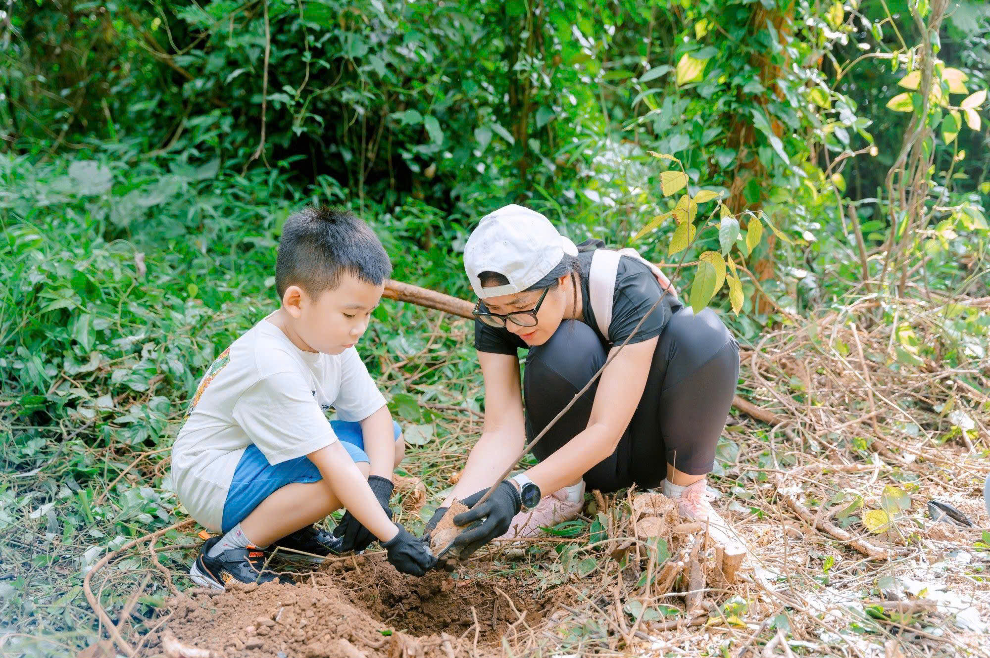 Một tour du lịch trải nghiệm trồng cây, dọn rác bảo vệ môi trườngẢnh: LAM GIANG
