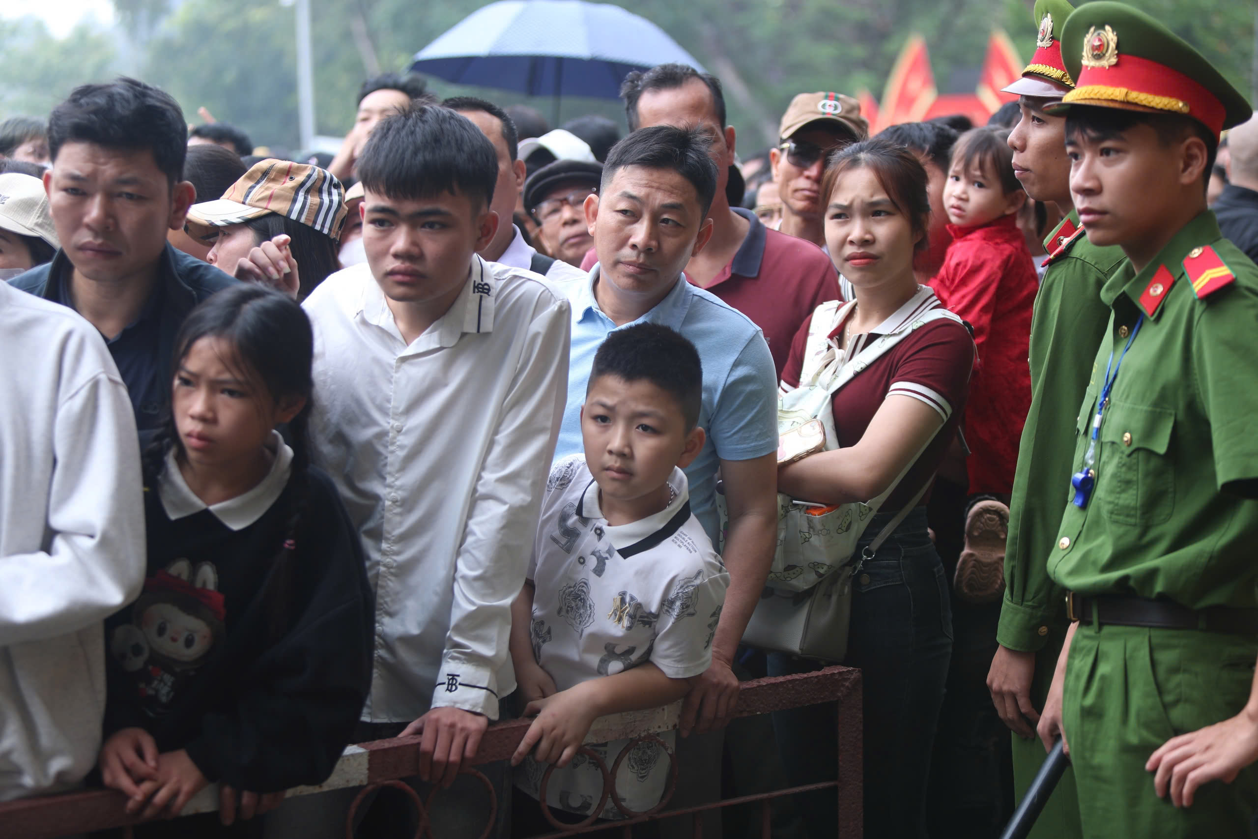 H&agrave;ng vạn người d&acirc;n đổ về đền H&ugrave;ng d&acirc;ng hương - Ảnh 6.