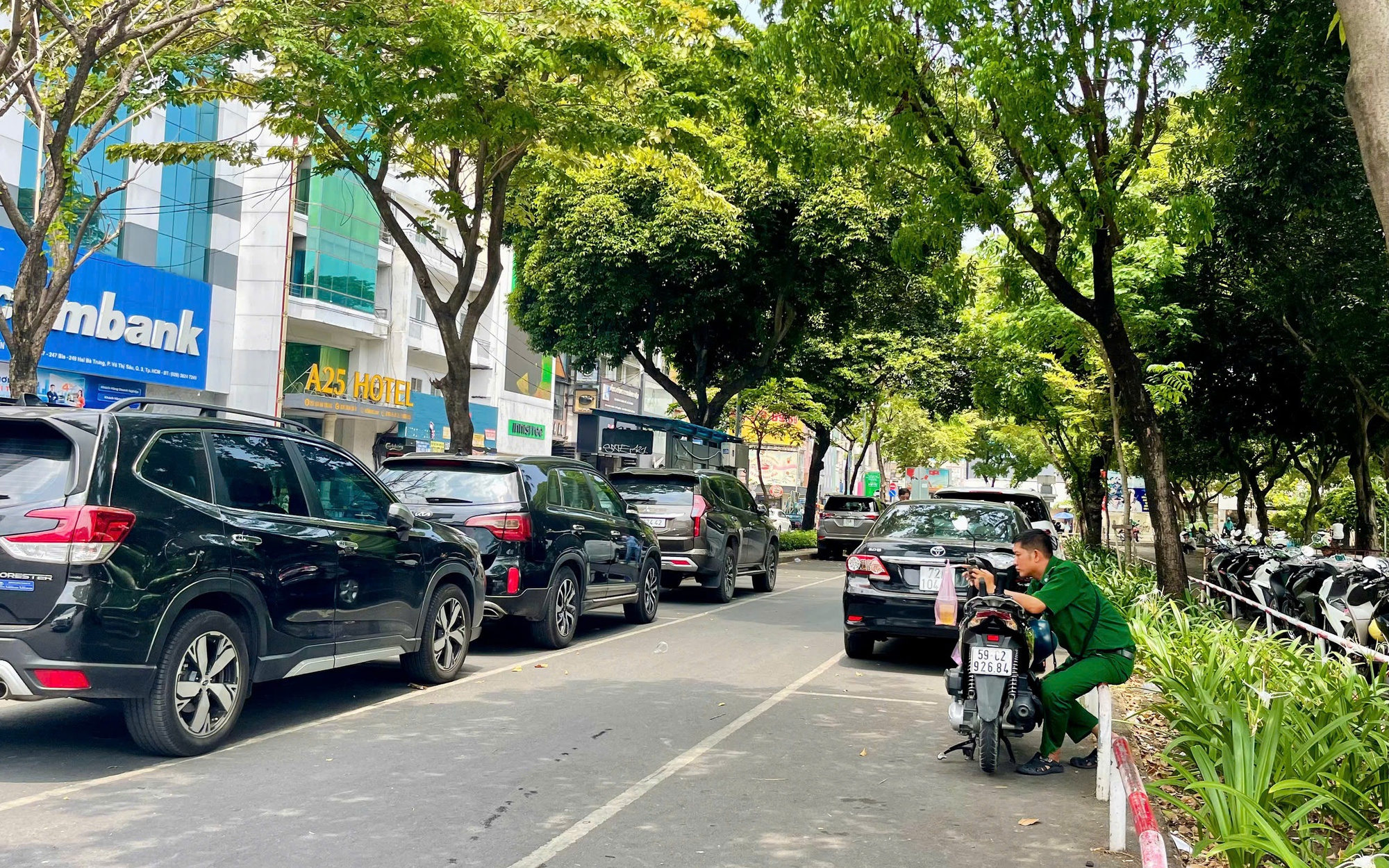 Loay hoay thu phí đỗ ô tô ở TP HCM
