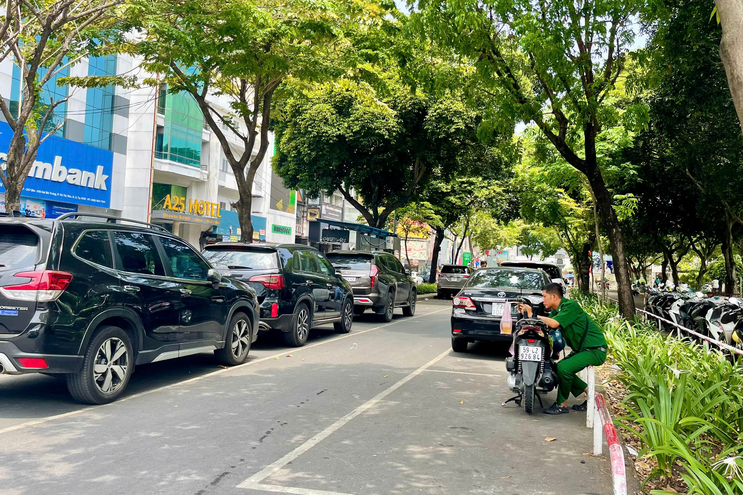 Việc thu phí đỗ ô tô trên đường Hai Bà Trưng, quận 1, TP HCM bằng công nghệ RFID bước đầu cho thấy hiệu quảẢnh: ANH VŨ