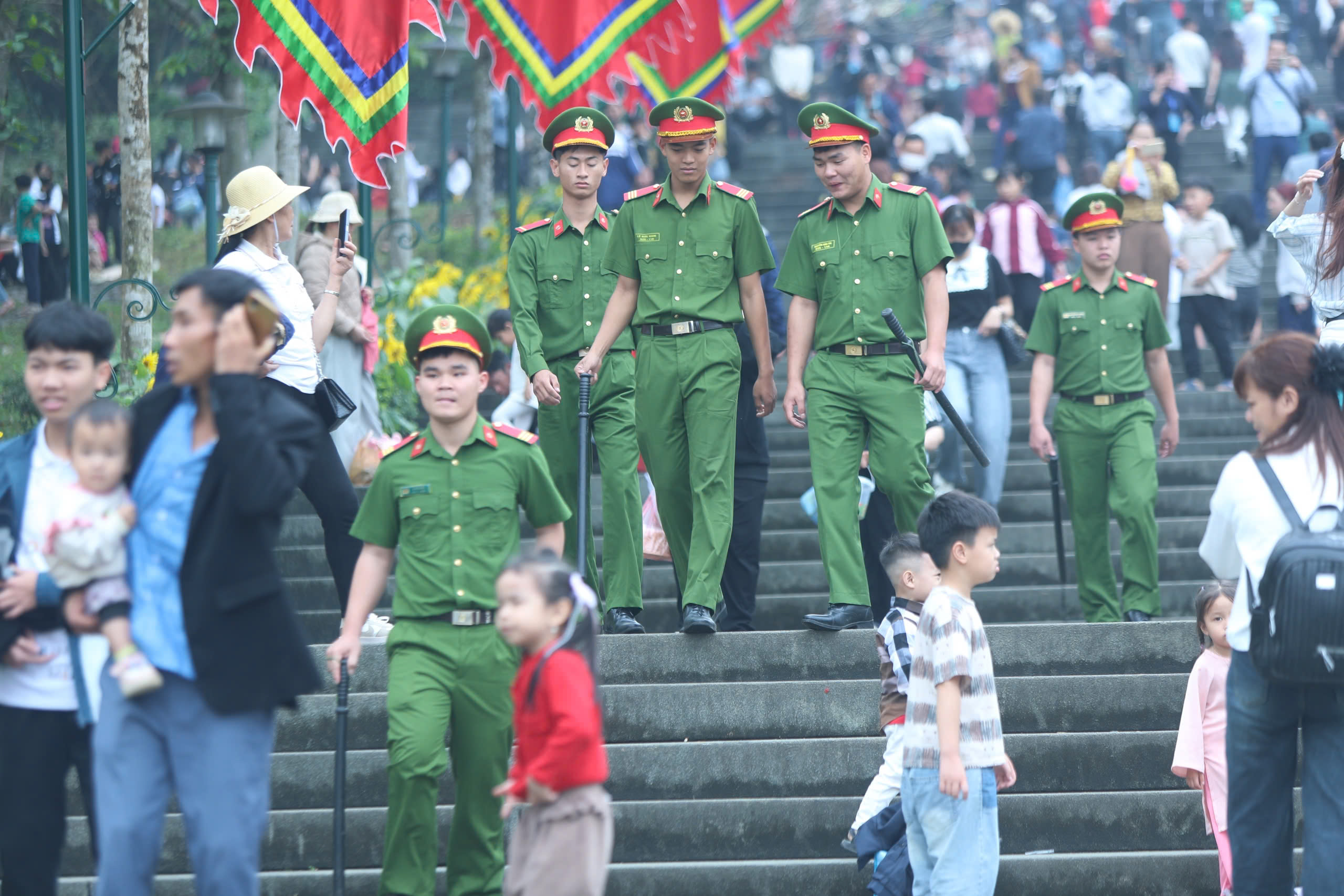 H&agrave;ng vạn người d&acirc;n đổ về đền H&ugrave;ng d&acirc;ng hương - Ảnh 8.