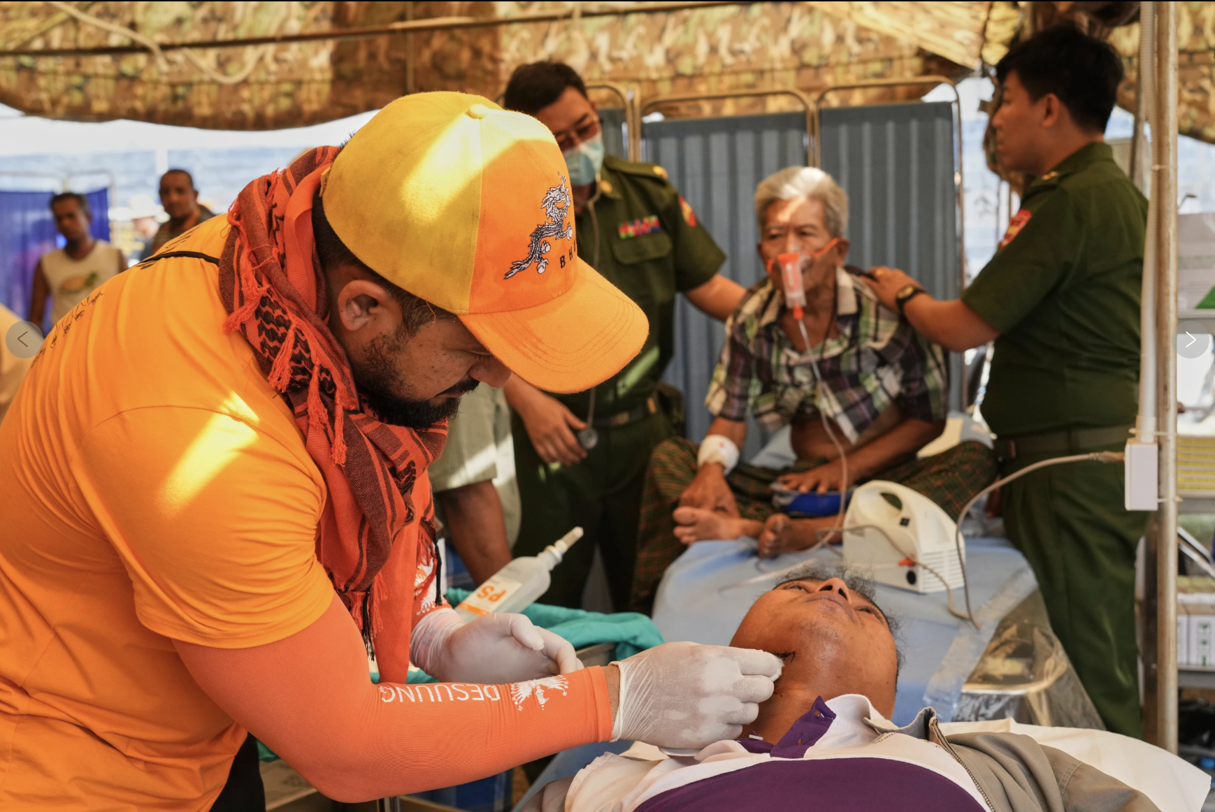 Tình nguyện viên hỗ trợ nạn nhân trận động đất ở thủ đô Naypyidaw - Myanmar ngày 4-4 Ảnh: AP