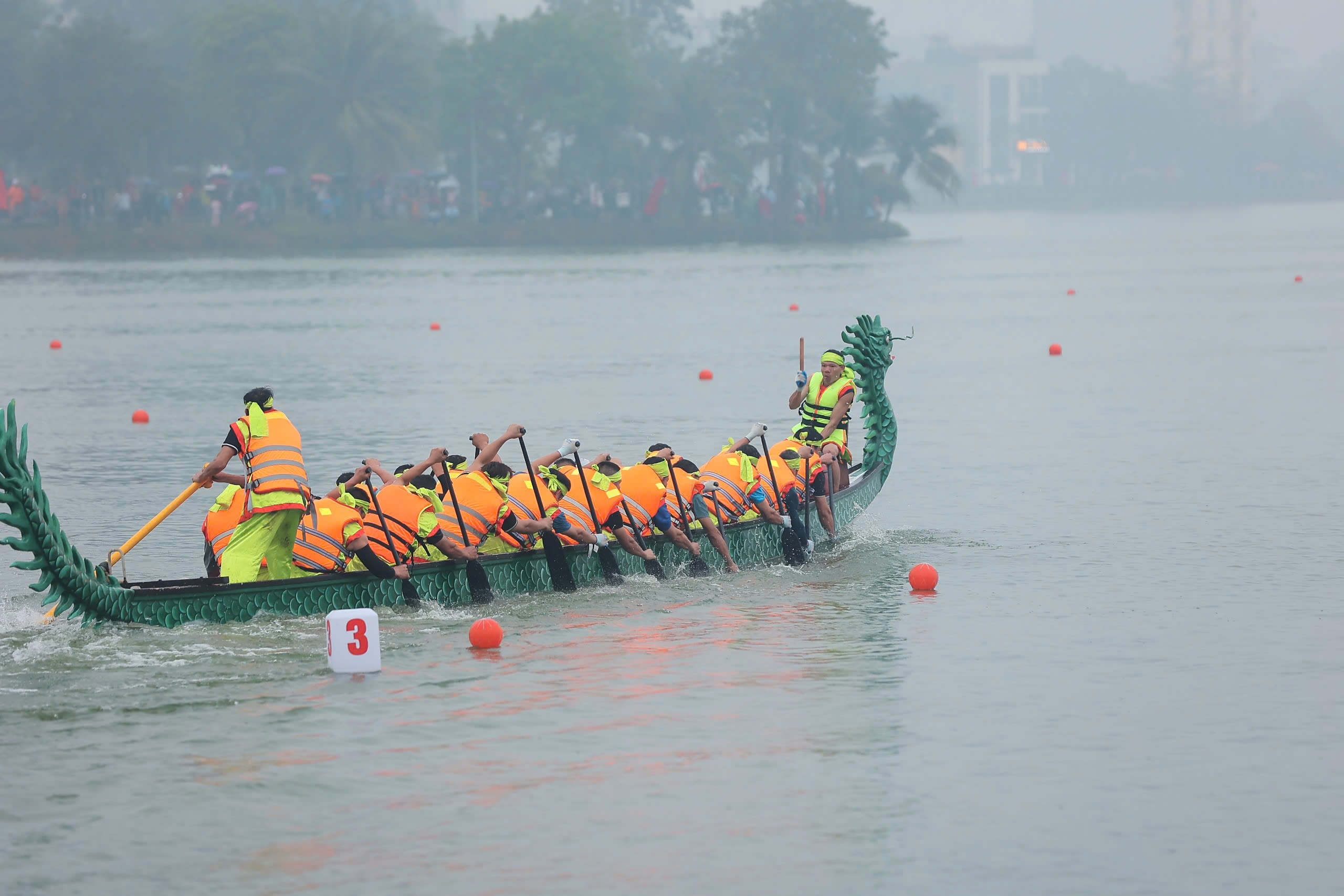 Hàng ngàn người dân đội mưa cổ vũ đua thuyền rồng chào mừng dịp lễ Giỗ Tổ Hùng Vương- Ảnh 4.