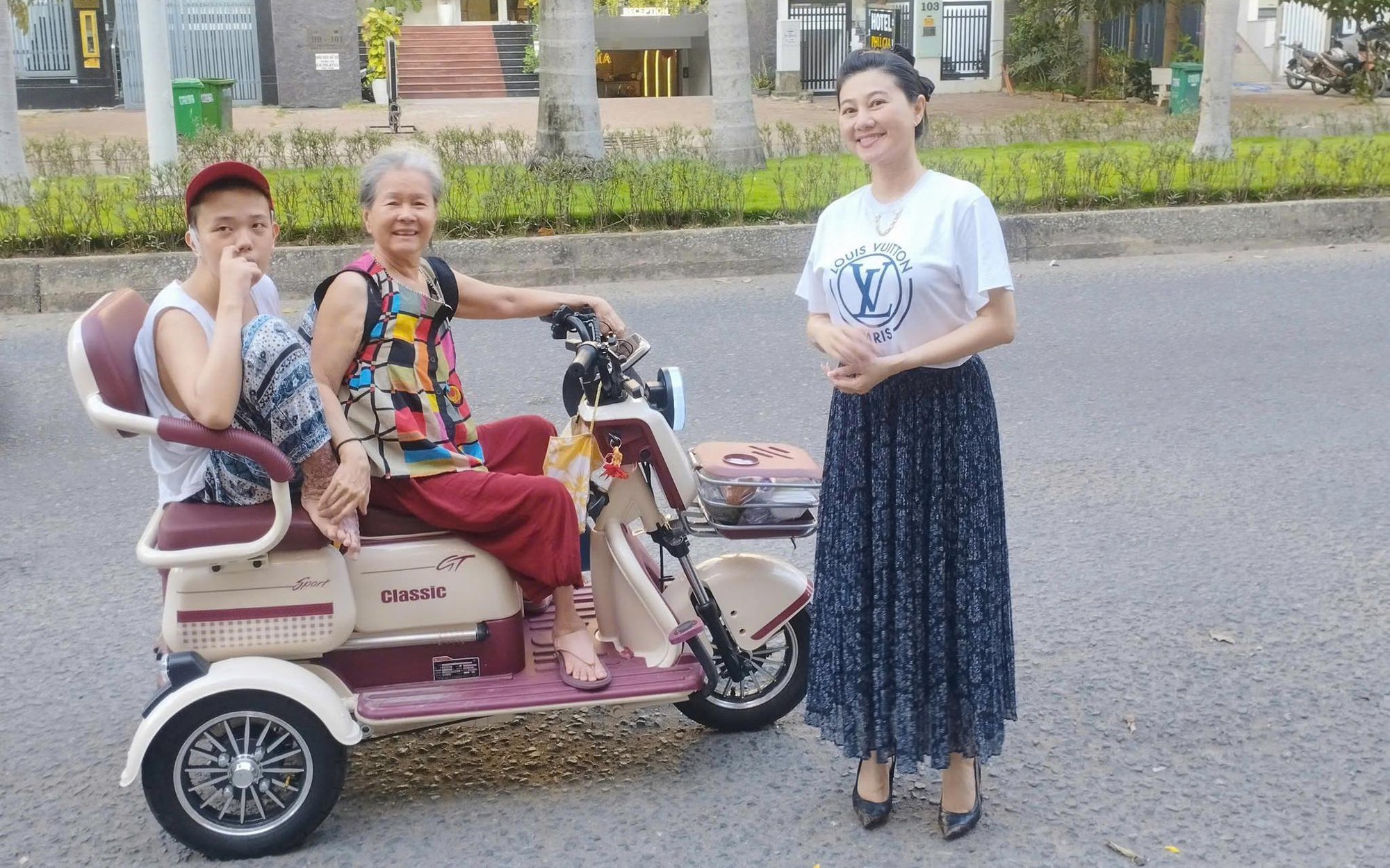 NSND Quế Trân tâm huyết với việc trao tặng cơm chay cho người nghèo