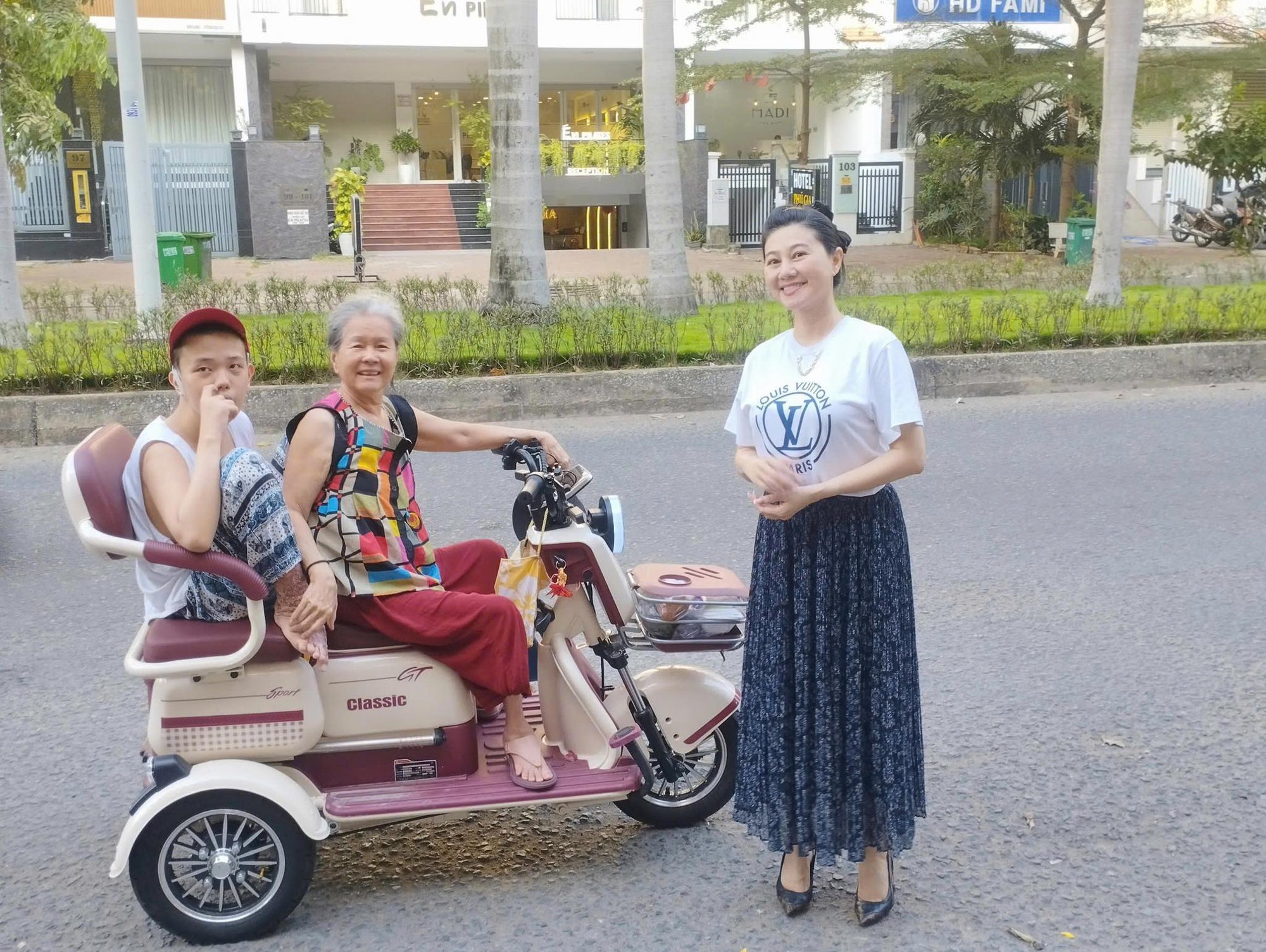 NSND Quế Trân tâm huyết với việc trao tặng cơm chay cho người nghèo- Ảnh 1.