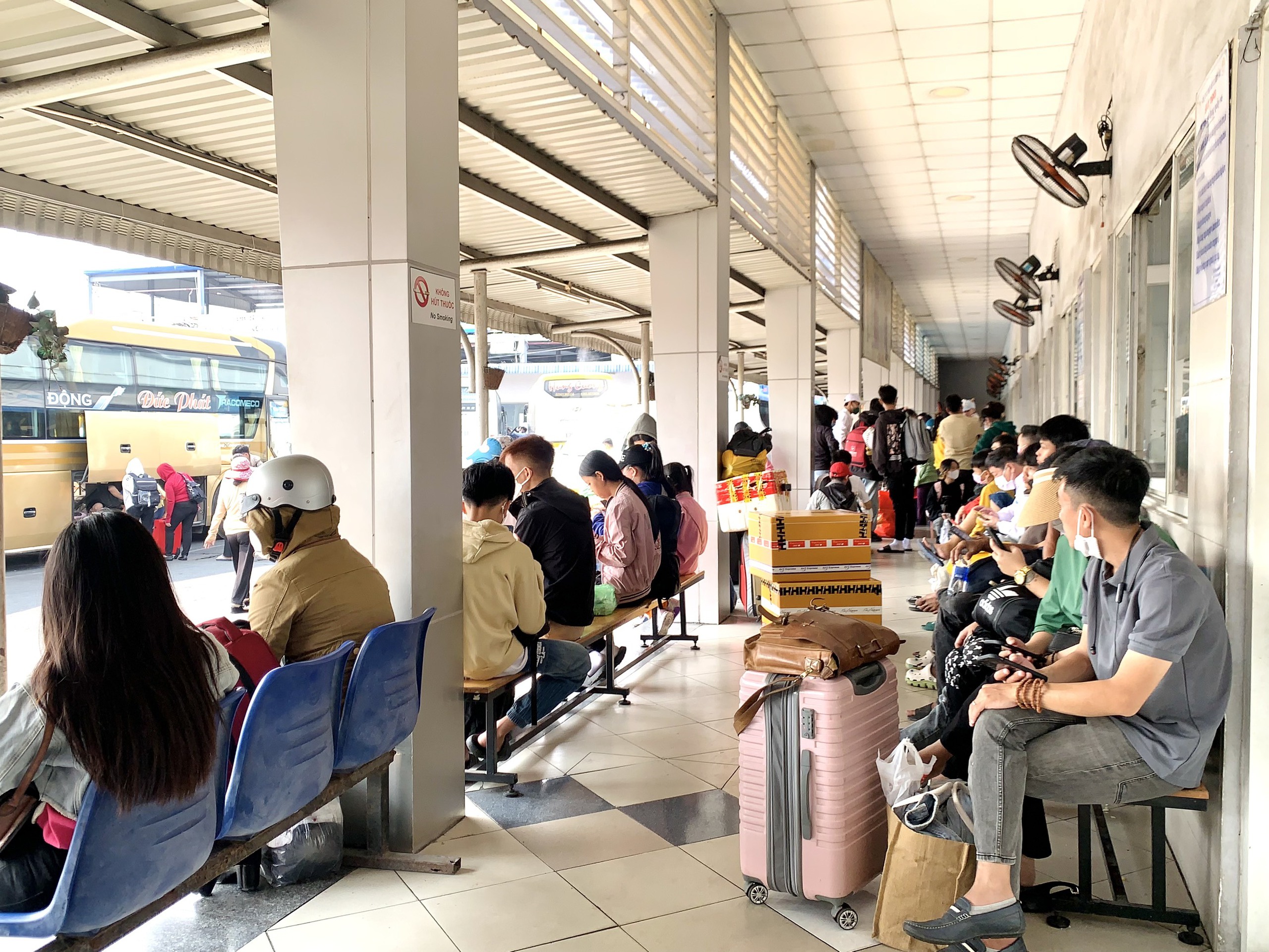 Lễ 30-4, các bến xe lớn của TP HCM dự kiến lượng khách "khủng"- Ảnh 1.