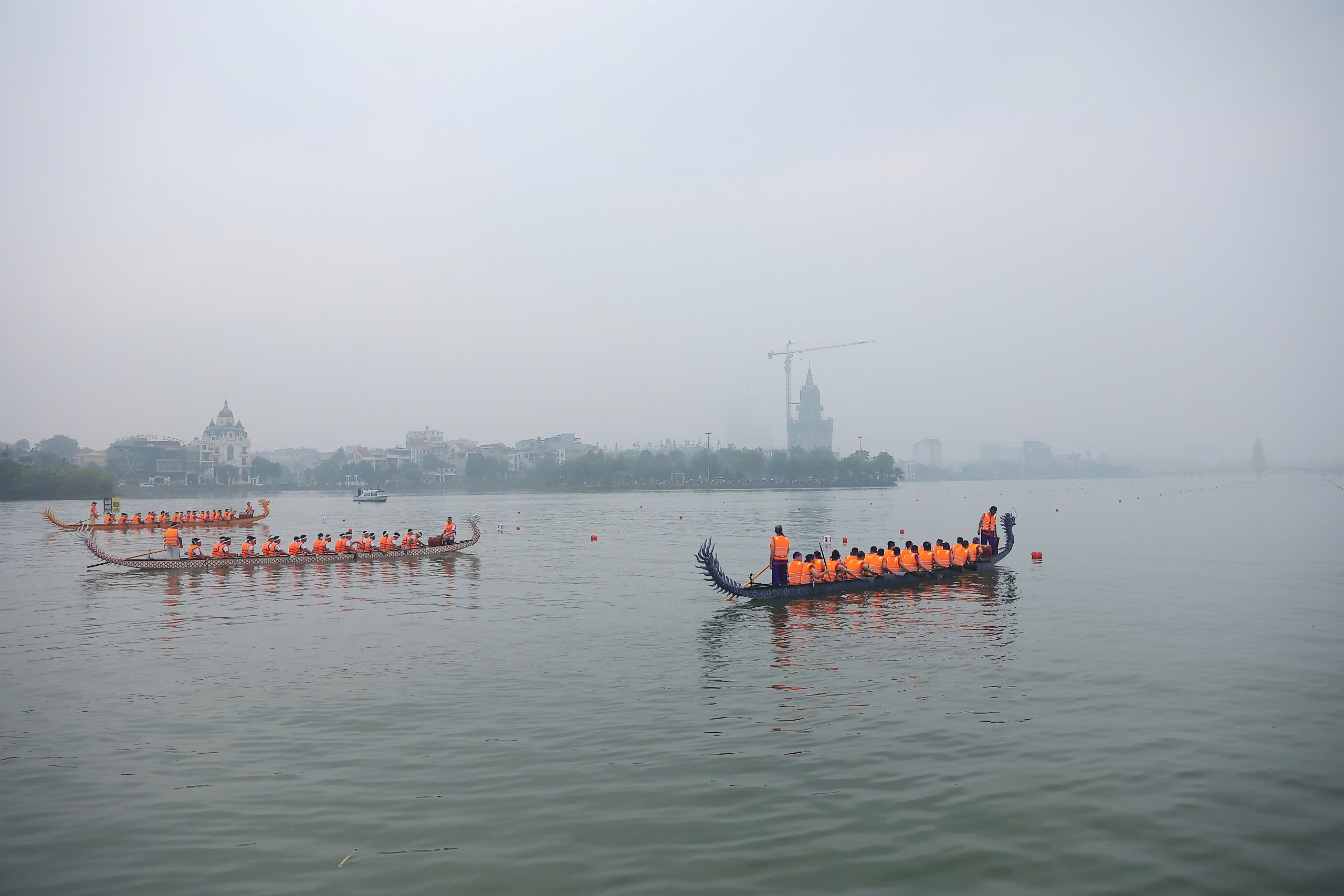 Hàng ngàn người dân đội mưa cổ vũ đua thuyền rồng chào mừng dịp lễ Giỗ Tổ Hùng Vương- Ảnh 1.