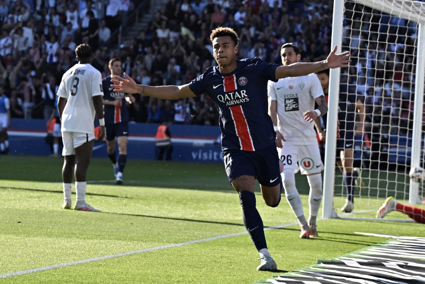 V&ocirc; địch sớm 6 v&ograve;ng, PSG đăng quang lần thứ 13 tại Ligue 1- Ảnh 1.