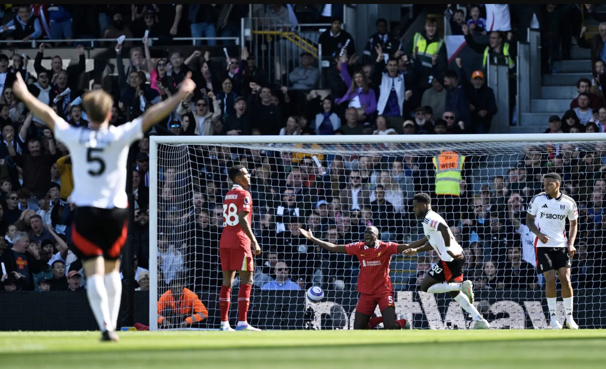 Liverpool thất thủ, Ngoại hạng Anh hò reo ăn mừng- Ảnh 2.