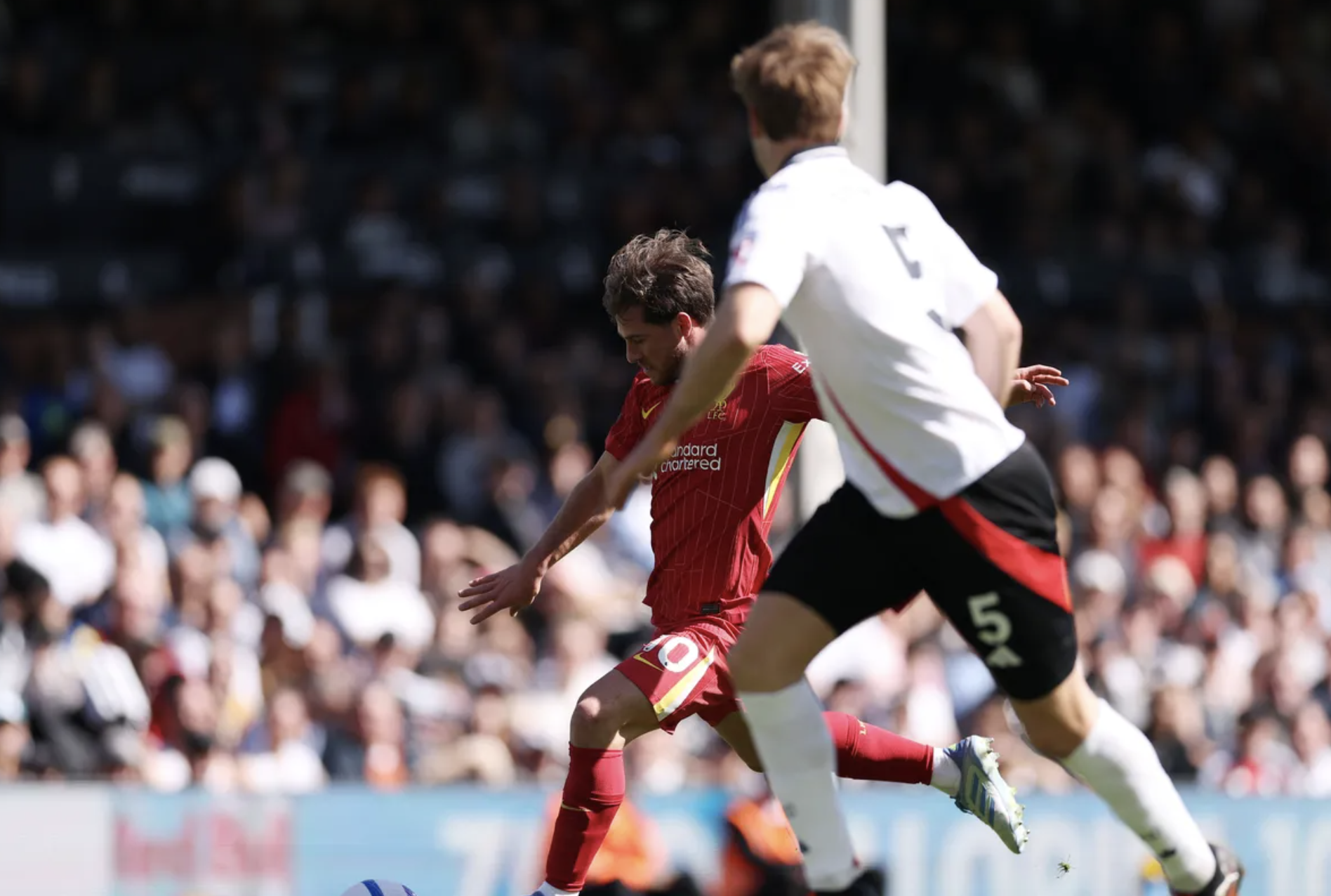 Liverpool thất thủ, Ngoại hạng Anh hò reo ăn mừng- Ảnh 1.
