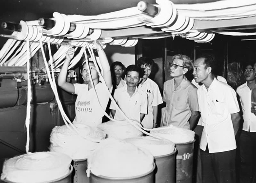 Bí thư Thành ủy TP HCM Võ Văn Kiệt thăm và kiểm tra hoạt động sản xuất của Công ty Dệt Việt Thắng, ngày 1-4 -1977 Ảnh: TƯ LIỆU