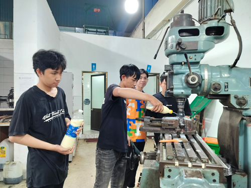 Sinh viên được tiếp xúc quy trình sản xuất thực tế tại một doanh nghiệp ở TP HCM Ảnh: THANH YÊN