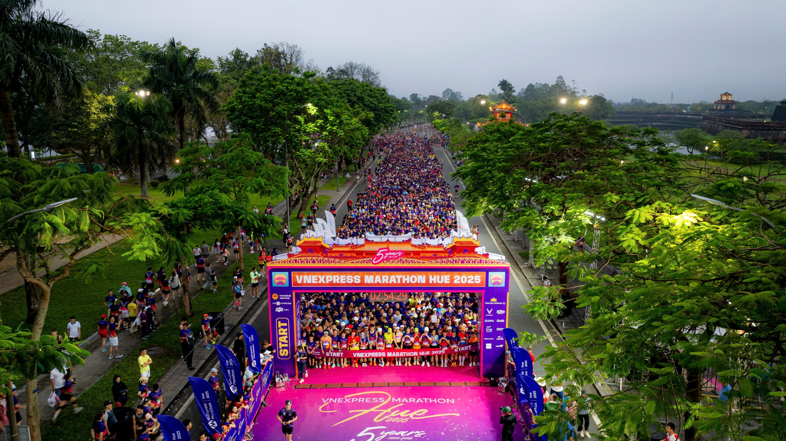 H&igrave;nh ảnh độc, lạ tại Giải Marathon Hue 2025- Ảnh 1.