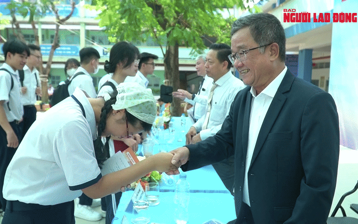 VIDEO: Những c&aacute;i bắt tay đặc biệt