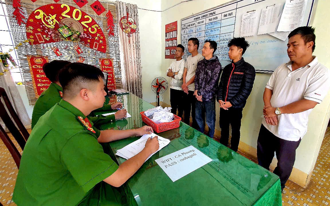 Thản nhiên lập sòng đánh bạc giữa hoa viên