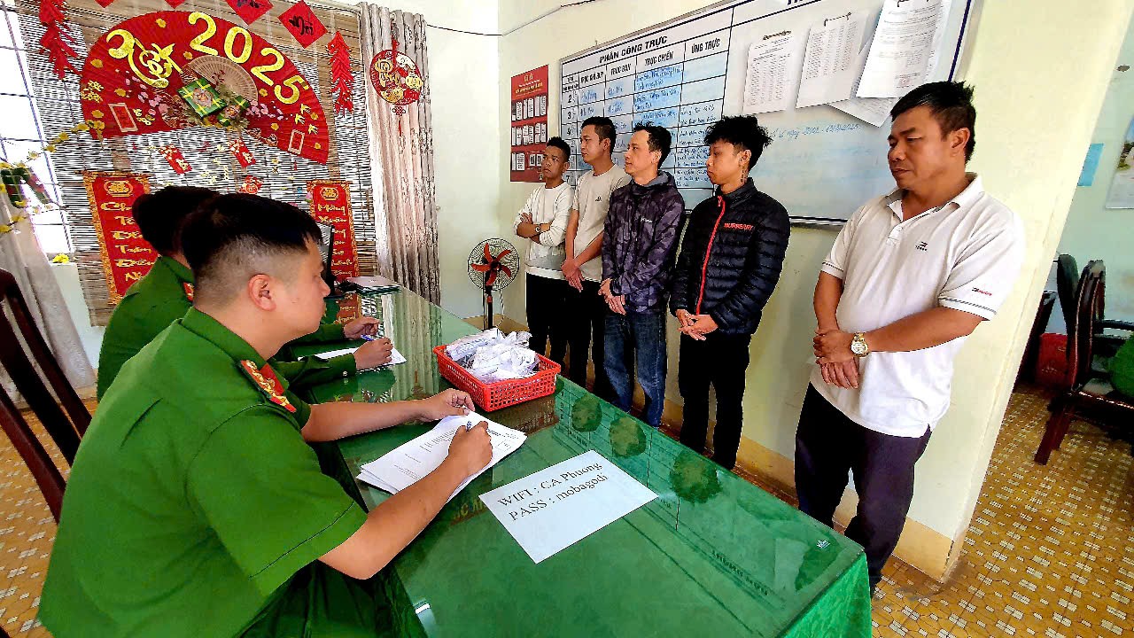 Thản nhiên lập sòng đánh bạc giữa hoa viên- Ảnh 1.