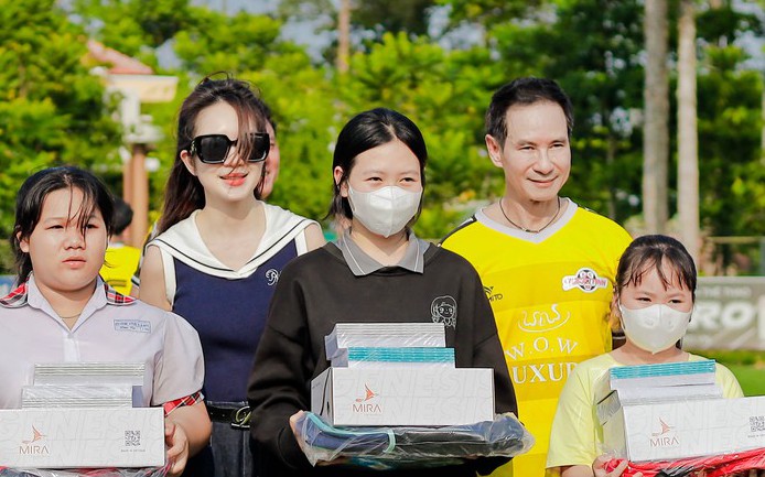 Lý Hải và các cựu tuyển thủ giao lưu bóng đá, trao quà cho học sinh vượt khó