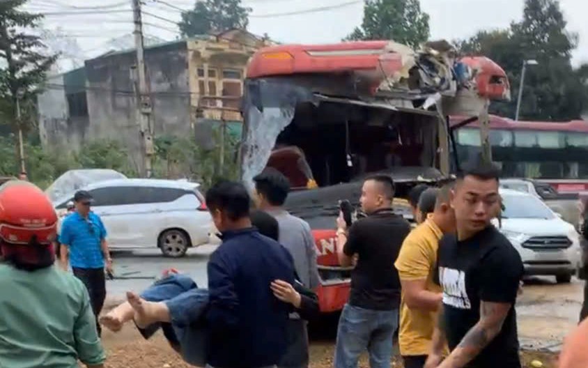 Xe khách biến dạng phần đầu khi va chạm xe đầu kéo, nhiều người bị thương