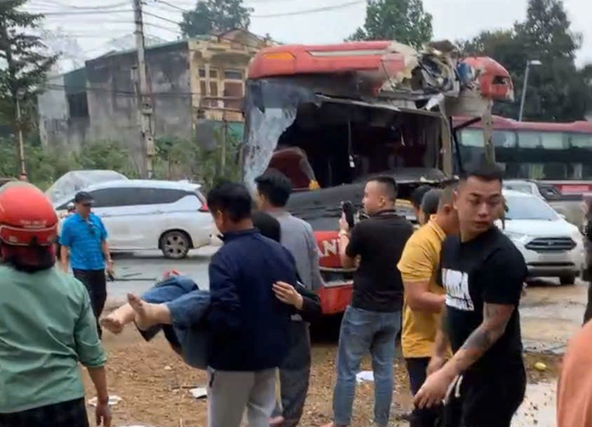 Xe khách biến dạng phần đầu khi va chạm xe đầu kéo, nhiều người bị thương- Ảnh 3.