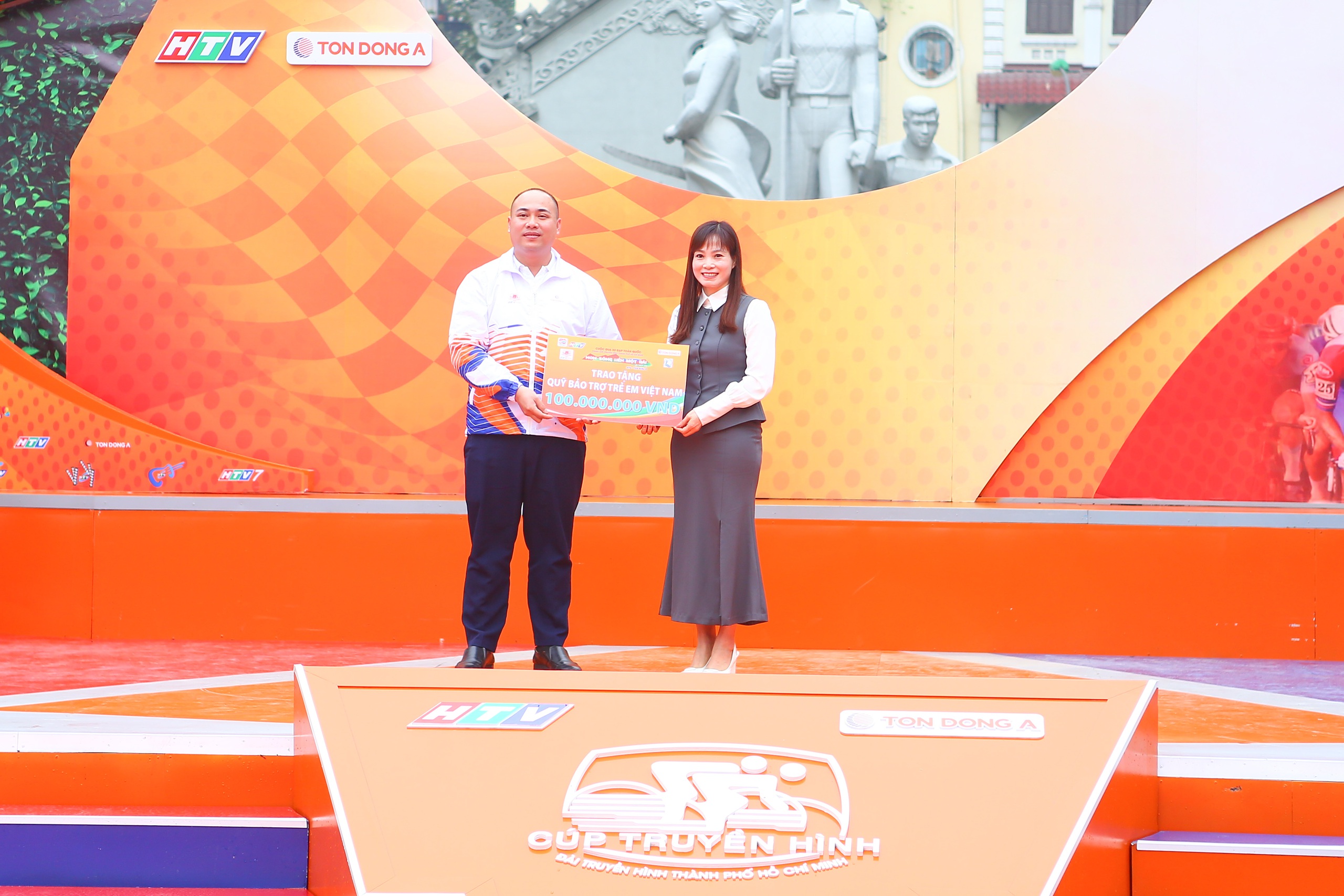 Nick Kergozou đoạt &aacute;o xanh, so&aacute;n ng&ocirc;i Loic Desriac chặng 3 "C&uacute;p truyền h&igrave;nh HTV-T&ocirc;n Đ&ocirc;ng &Aacute; 2025"- Ảnh 11.