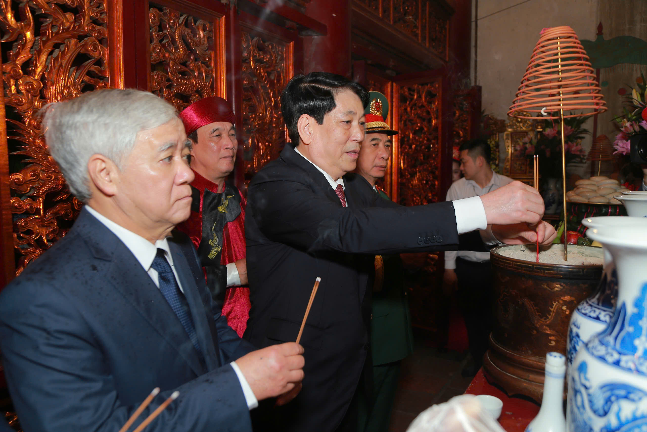 Chủ tịch nước Lương Cường dâng hương tưởng nhớ các Vua Hùng- Ảnh 4.