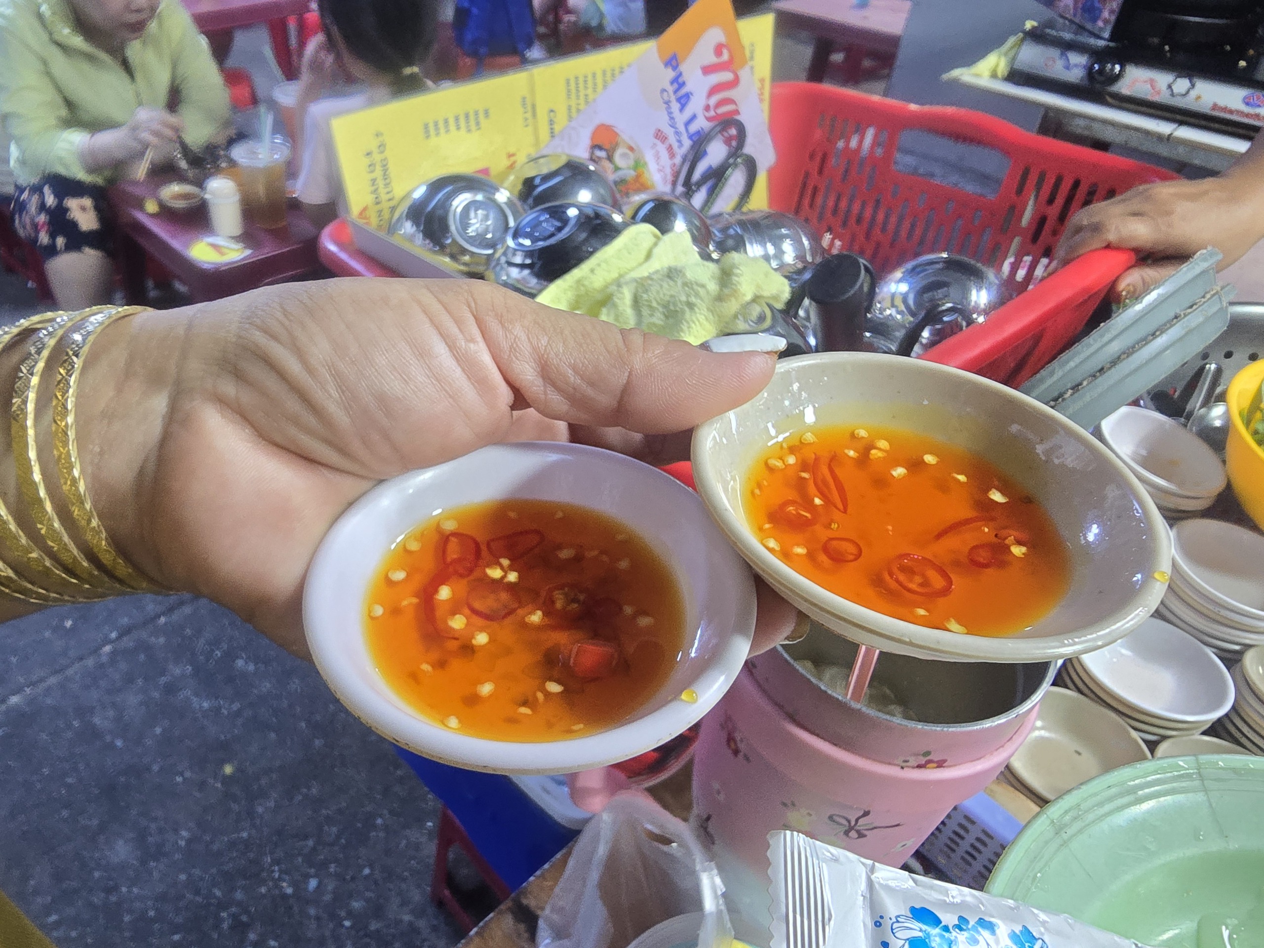 Hàng phá lấu bò đông khách dù nằm sâu trong hẻm nhỏ ở TP HCM- Ảnh 9.