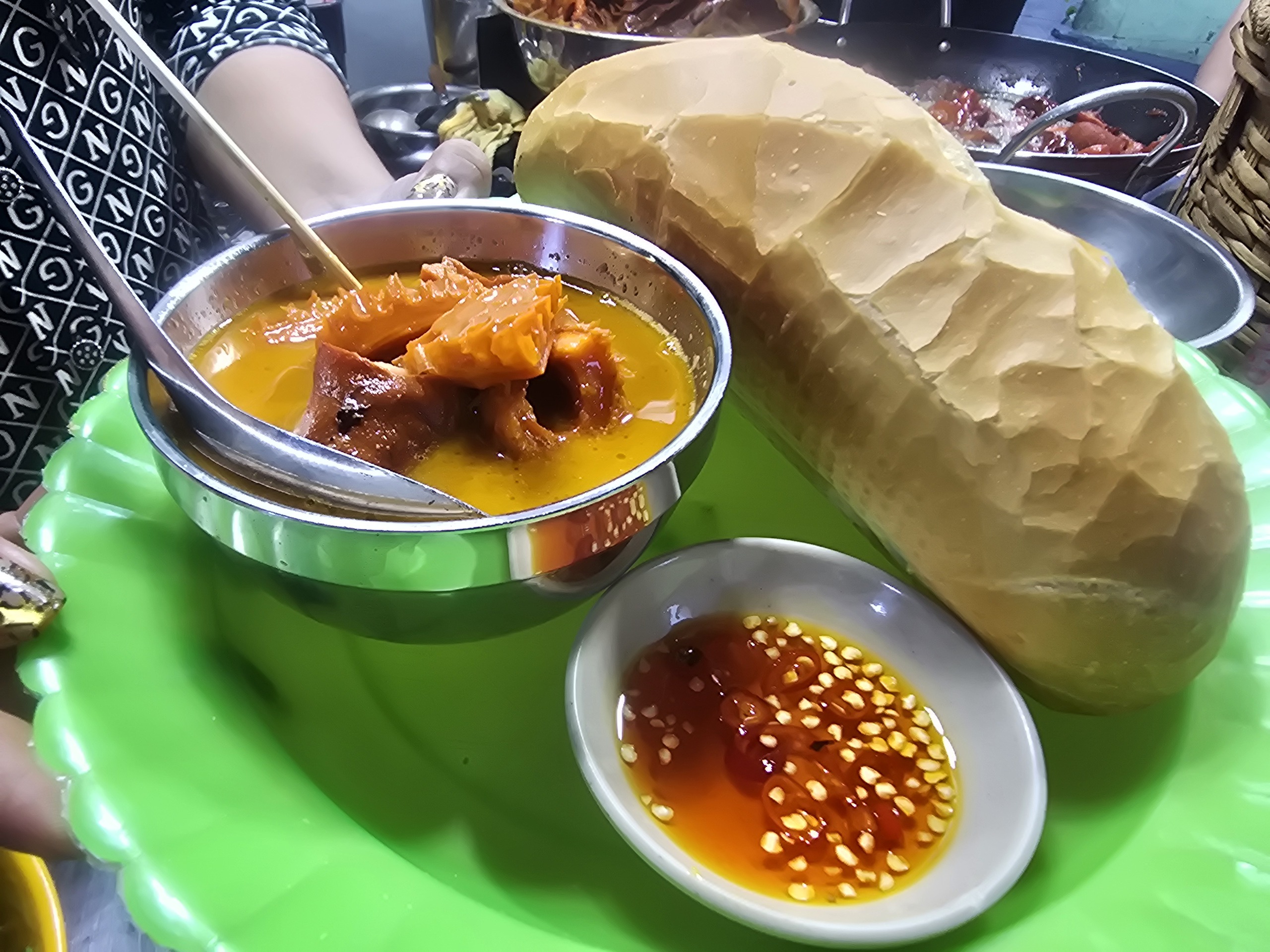 Hàng phá lấu bò đông khách dù nằm sâu trong hẻm nhỏ ở TP HCM- Ảnh 11.