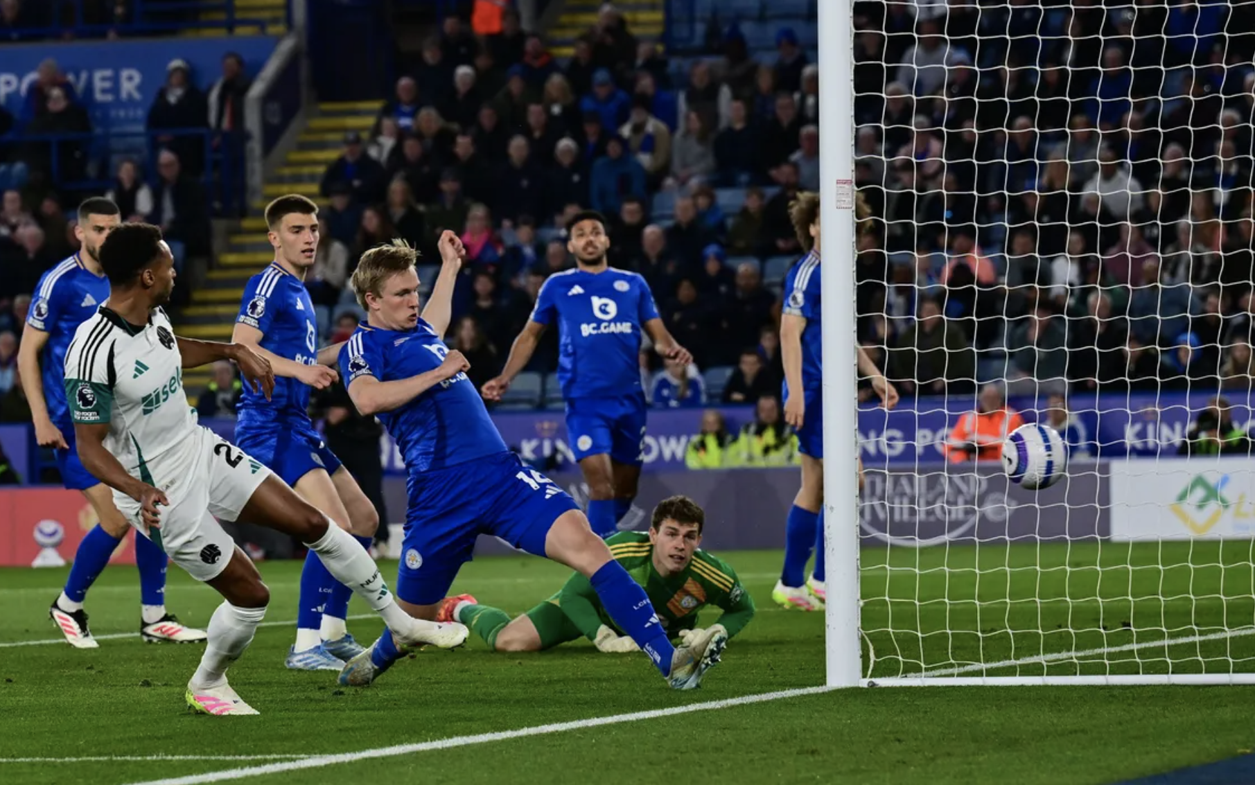 Leicester thua trắng 0-3, Newcastle đẩy Man City khỏi Top 5