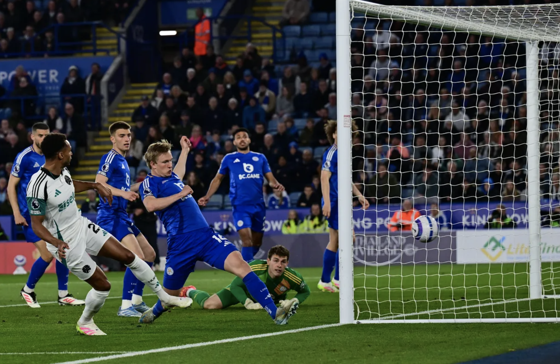 Leicester thua trắng 0-3, Newcastle đẩy Man City khỏi Top 5 - Ảnh 2.