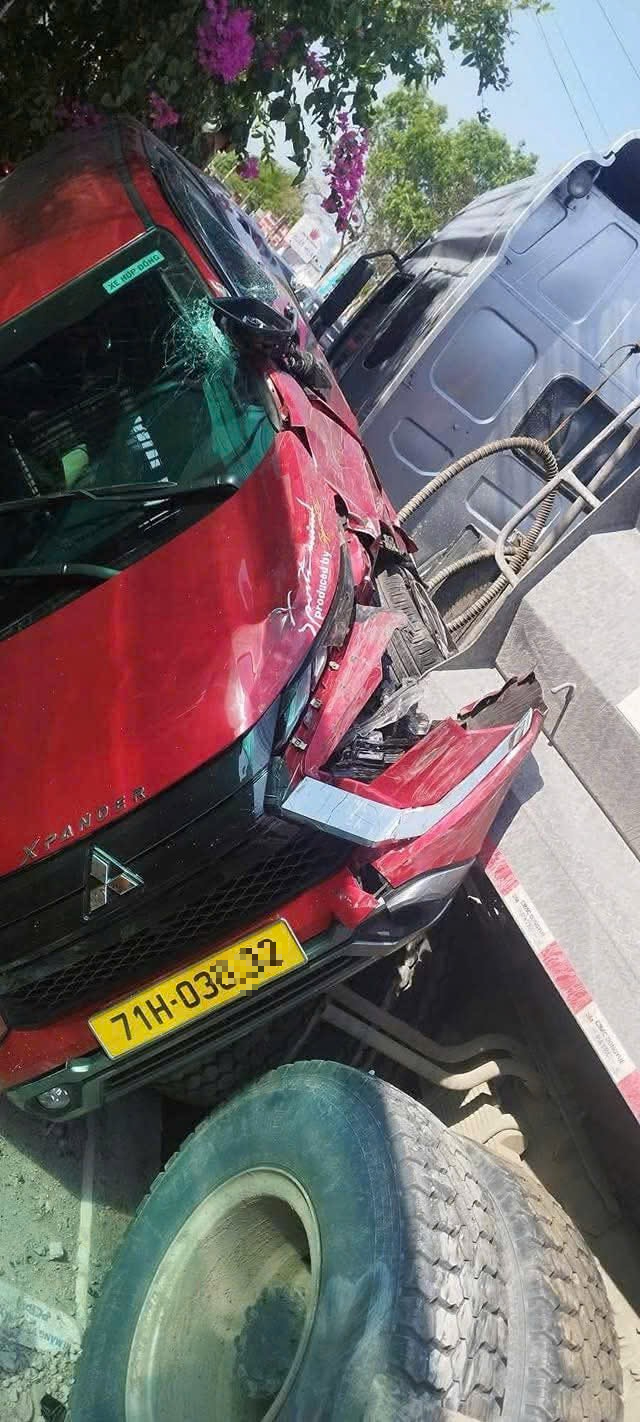 CLIP: Hiện trường xe đầu k&eacute;o t&ocirc;ng lật xe 7 chỗ, 1 người tử vong- Ảnh 9.