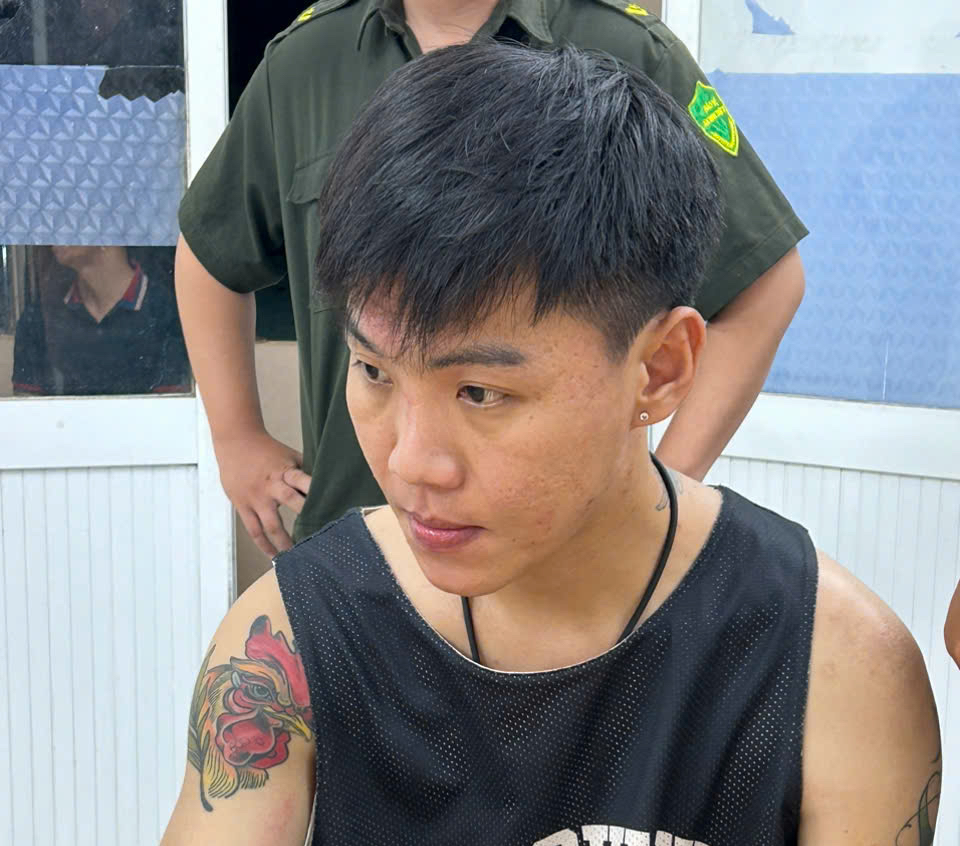 Người đ&agrave;n &ocirc;ng ở B&igrave;nh Dương sa lưới c&ugrave;ng l&ocirc; h&agrave;ng ngụy trang trong t&uacute;i b&aacute;nh kẹo- Ảnh 2.