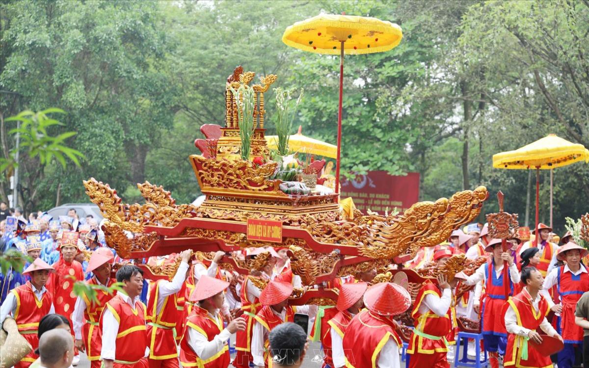 Dù ai đi ngược về xuôi...