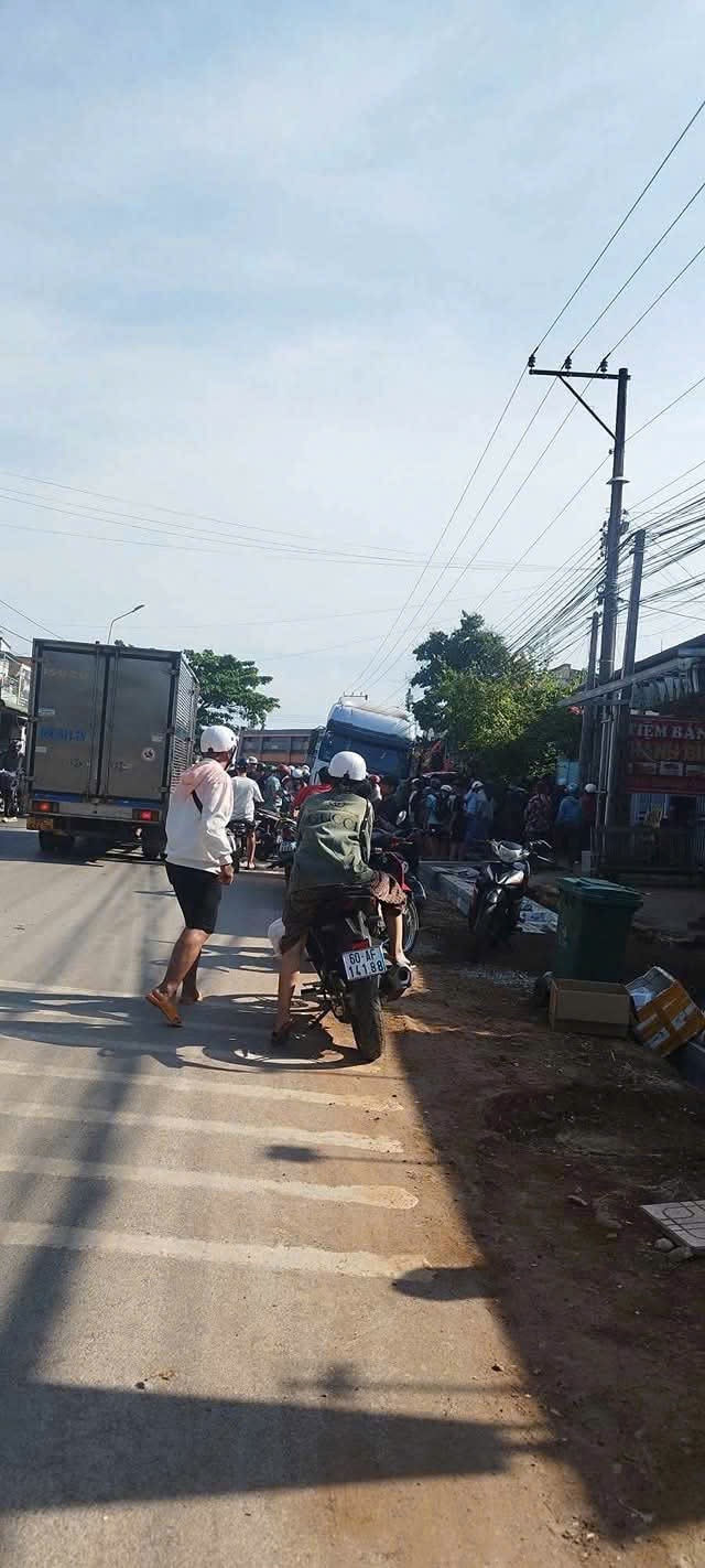 CLIP: Hiện trường xe đầu k&eacute;o t&ocirc;ng lật xe 7 chỗ, 1 người tử vong- Ảnh 10.