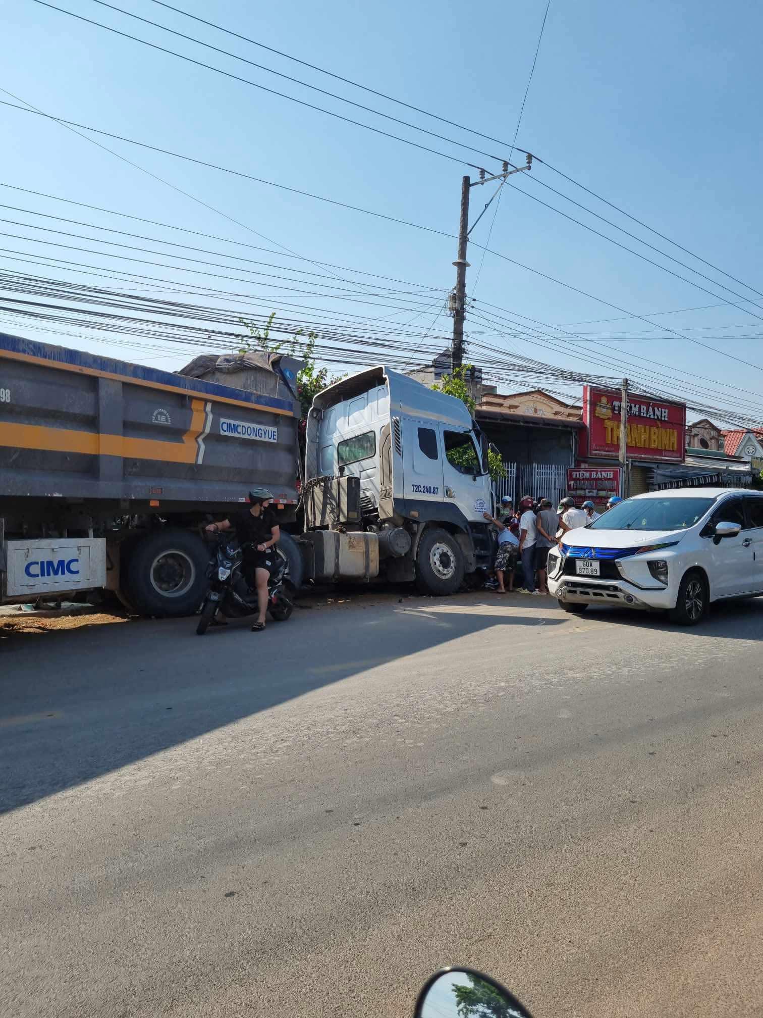 CLIP: Hiện trường xe đầu k&eacute;o t&ocirc;ng lật xe 7 chỗ, 1 người tử vong- Ảnh 1.