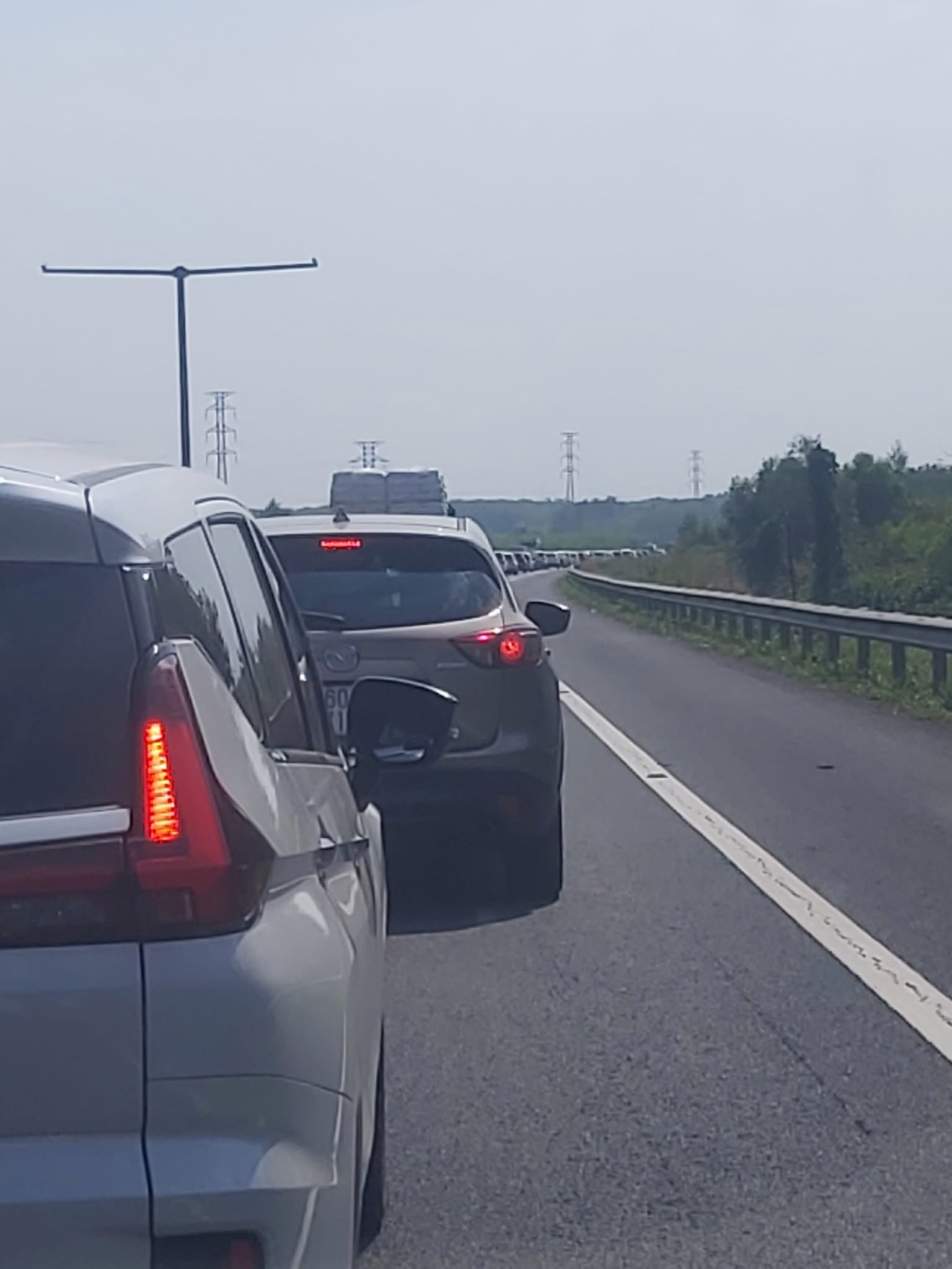 Ùn ứ nhiều km trên đường cao tốc TP HCM - Long Thành - Dầu Giây, nhiều người lắc đầu ngao ngán - Ảnh 3.