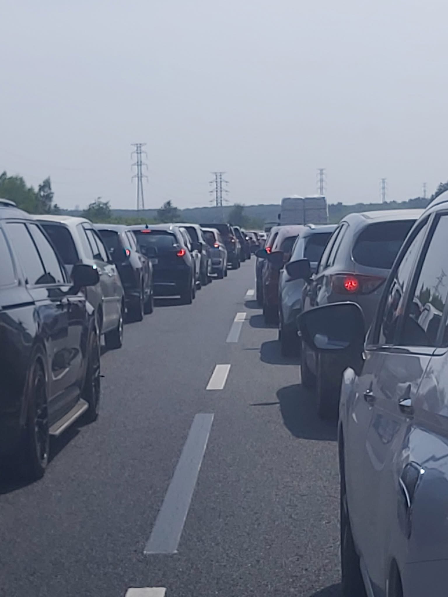 Ùn ứ nhiều km trên đường cao tốc TP HCM - Long Thành - Dầu Giây, nhiều người lắc đầu ngao ngán - Ảnh 2.