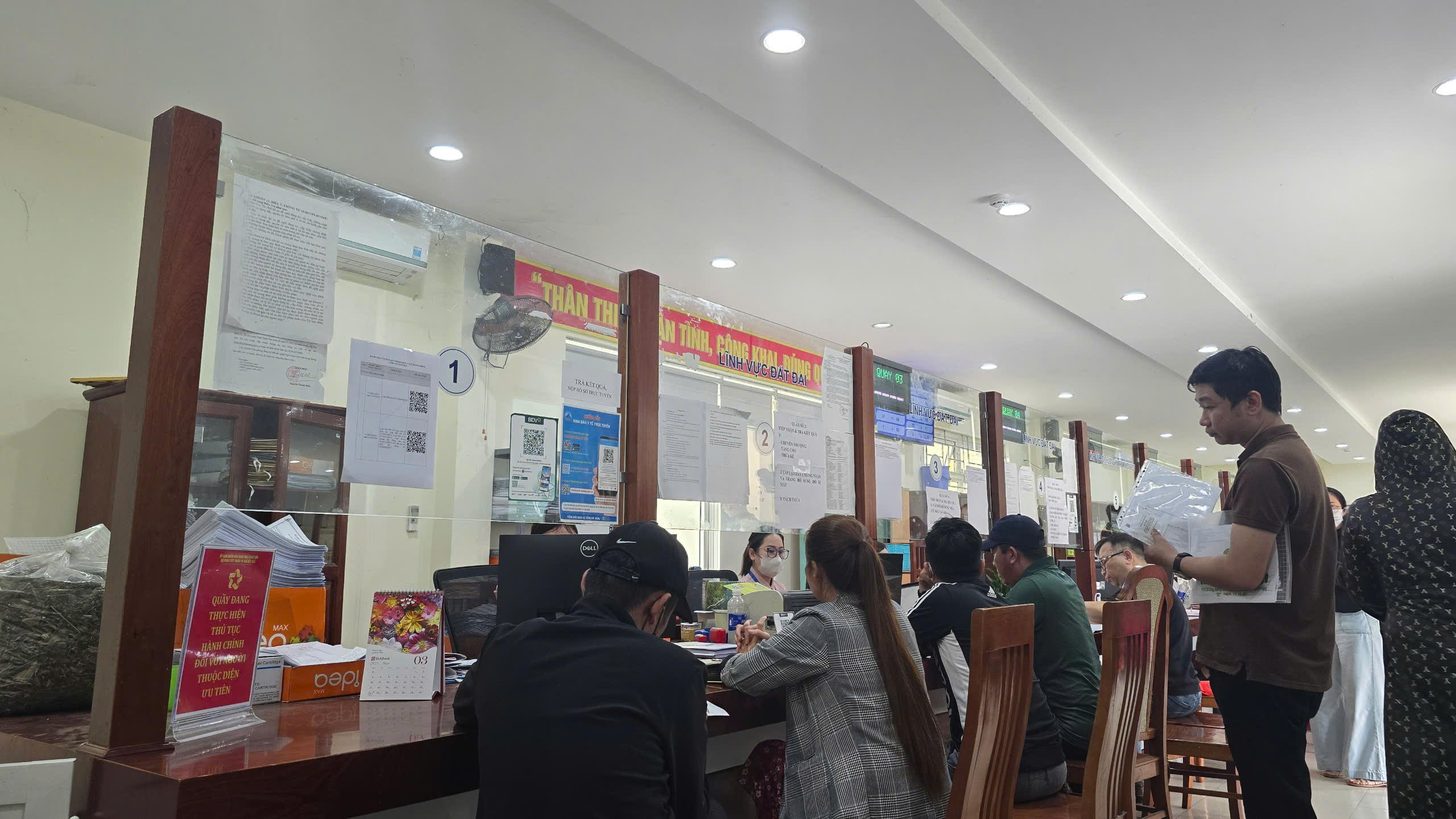 Chờ 60 ph&uacute;t rồi ra về v&igrave; hết giờ khiến người l&agrave;m hồ sơ đất bức x&uacute;c, UBND quận Ngũ H&agrave;nh Sơn, n&oacute;i g&igrave;?- Ảnh 1.