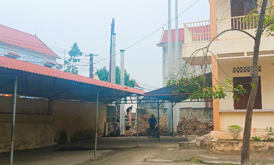 Th&aacute;o dỡ trạm biến &aacute;p đặt trong trường học c&oacute; 600 học sinh khiến phụ huynh lo lắng- Ảnh 2.