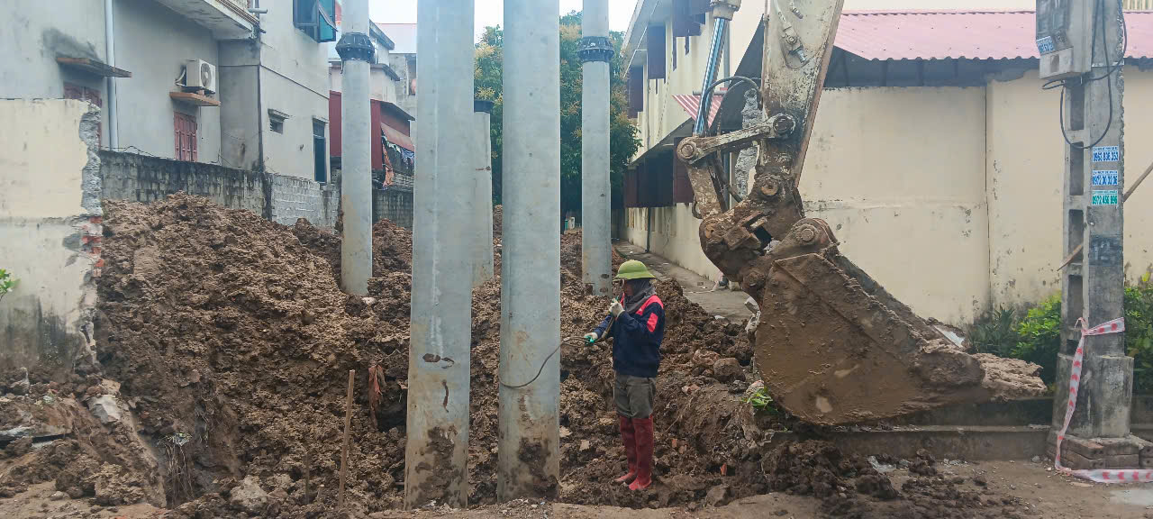 Th&aacute;o dỡ trạm biến &aacute;p đặt trong trường học c&oacute; 600 học sinh khiến phụ huynh lo lắng- Ảnh 1.