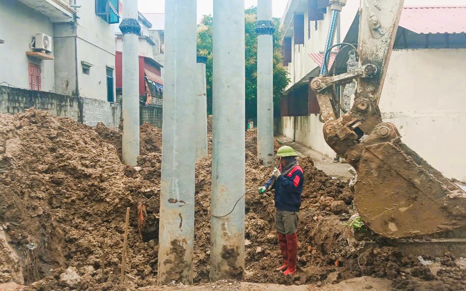 Tháo dỡ trạm biến áp đặt trong trường học có 600 học sinh khiến phụ huynh lo lắng