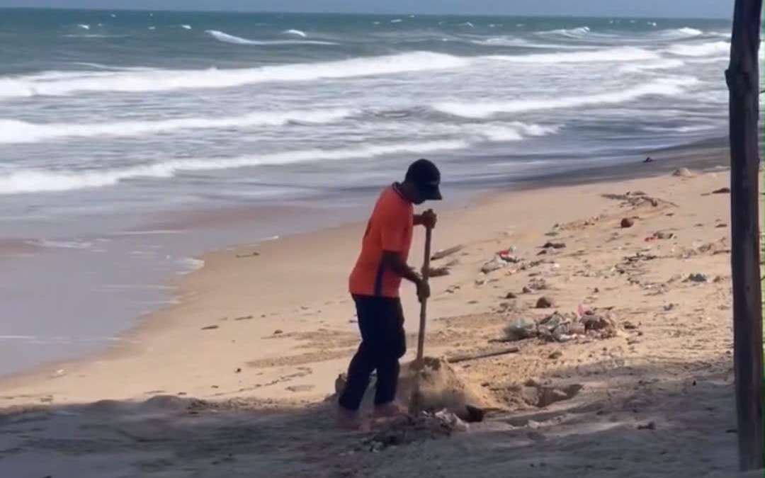Clip “nhân viên khu du lịch chôn rác trên bờ biển Mũi Né” khiến nhiều người sốc