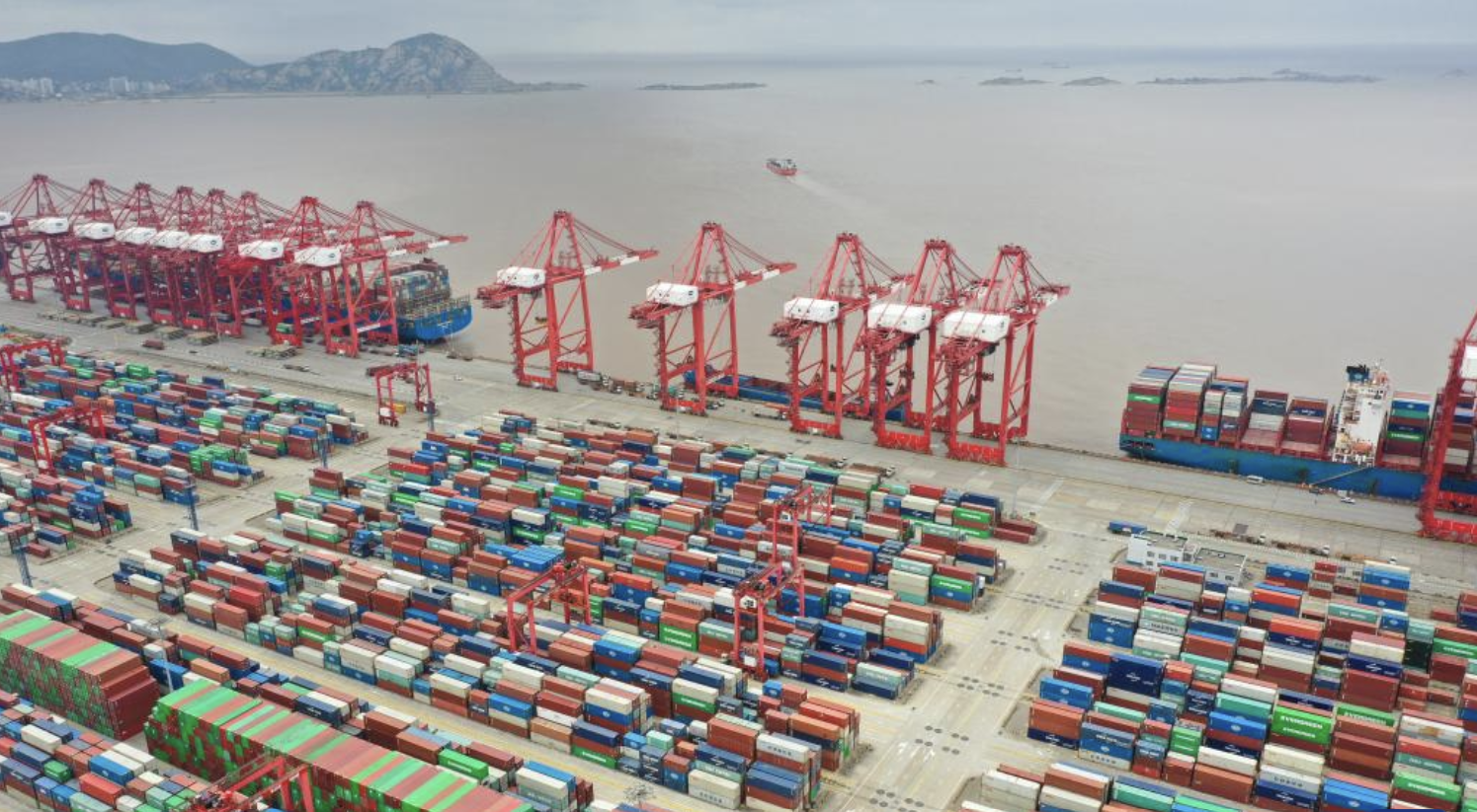 Cảng biển nước s&acirc;u Dương Sơn ở TP Thượng Hải - Trung Quốc Ảnh: T&Acirc;N HOA X&Atilde;