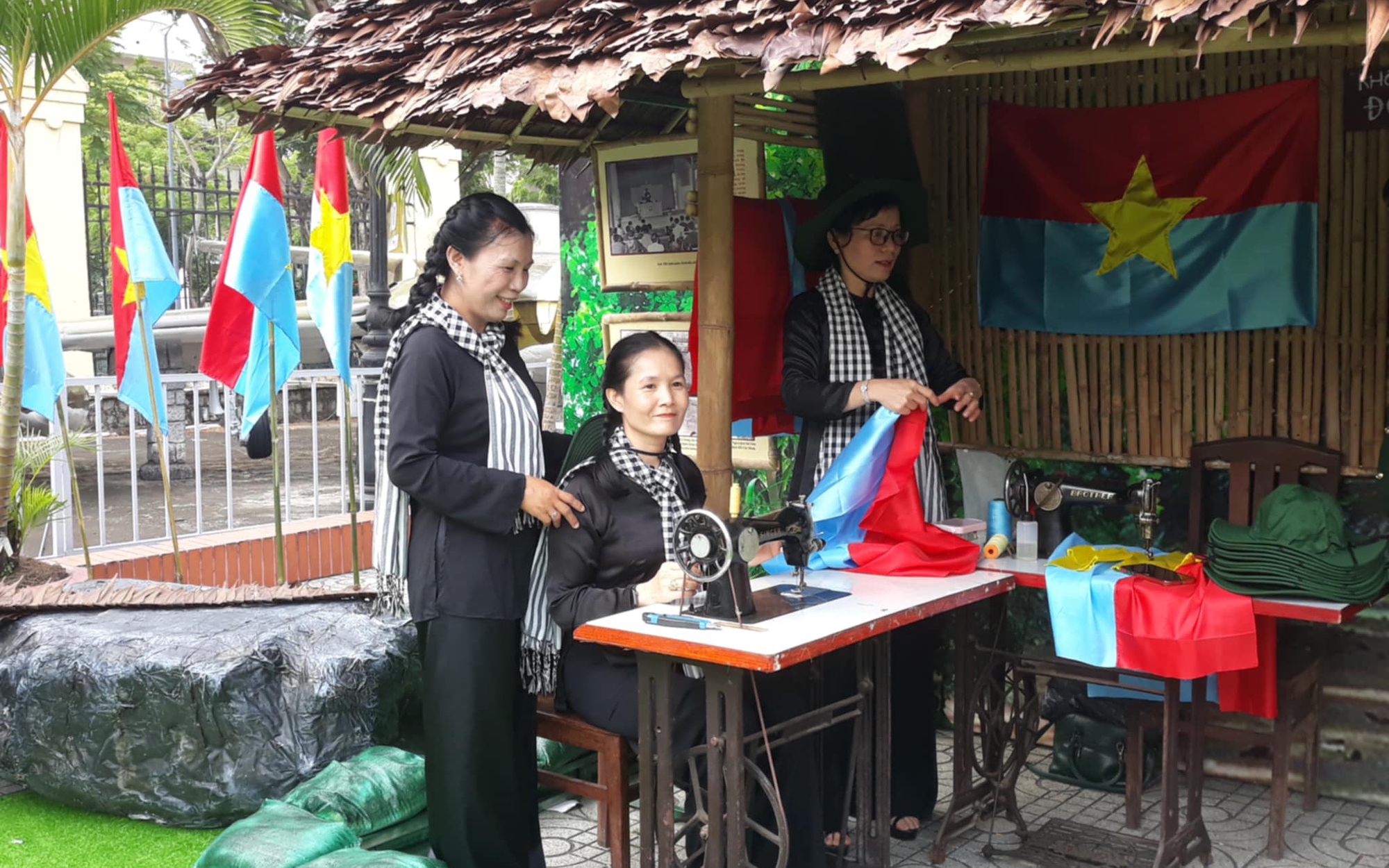 Khai mạc triển lãm chuyên đề "50 năm vang mãi bản hùng ca"