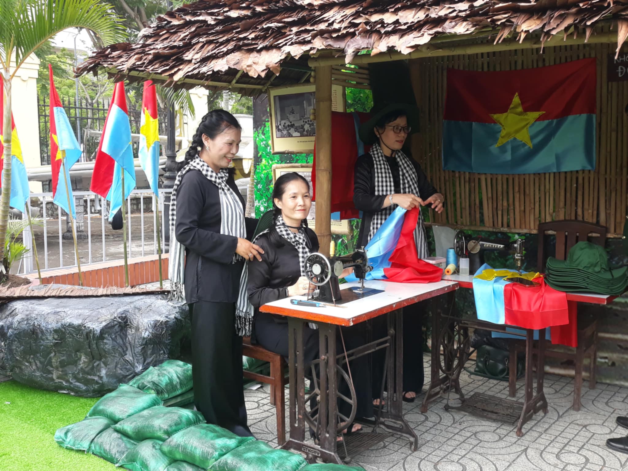 Khai mạc triển l&atilde;m chuy&ecirc;n đề "50 năm vang m&atilde;i bản h&ugrave;ng ca"- Ảnh 14.