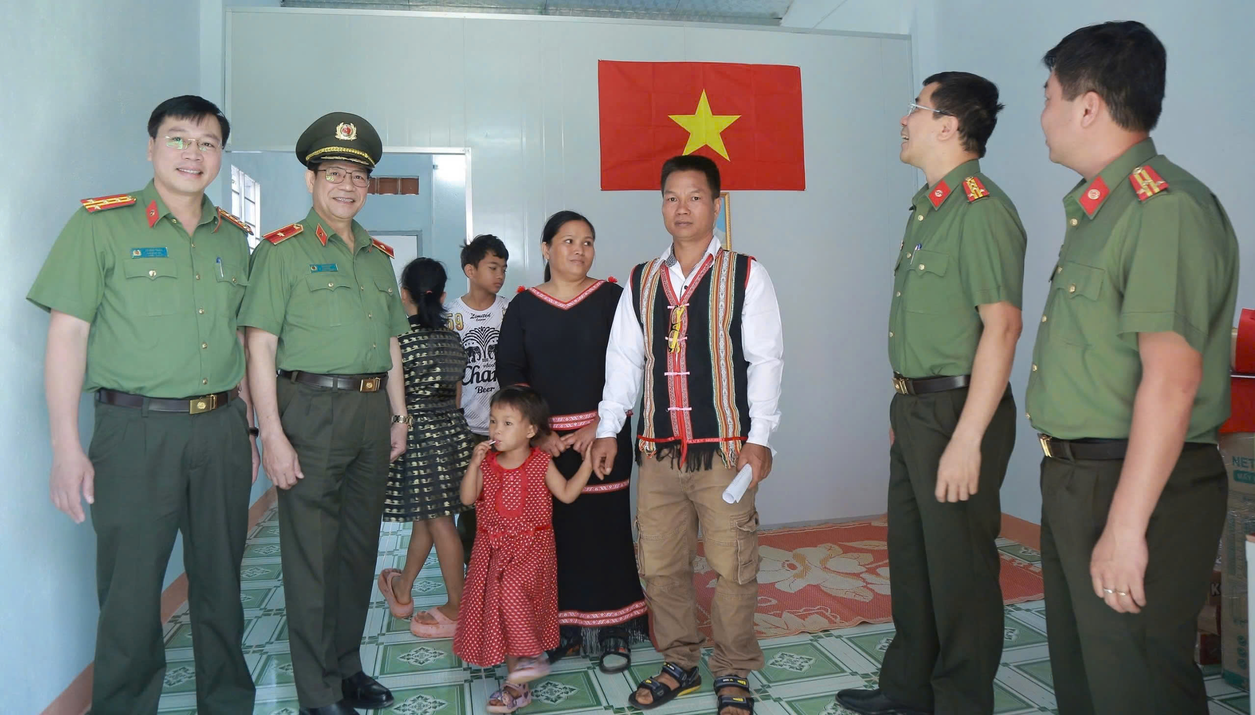 Công an tỉnh Đắk Lắk phối hợp với huyện Ea H’leo tổ chức bàn giao nhà cho gia đình chị Rơ Âu H’hra Ảnh: TUẤN KHANG
