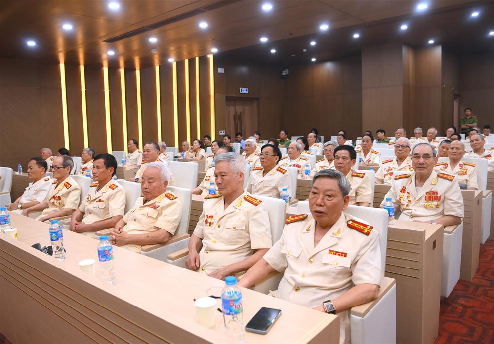 Tổng B&iacute; thư T&ocirc; L&acirc;m gặp mặt c&aacute;n bộ C&ocirc;ng an chi viện chiến trường miền Nam- Ảnh 3.