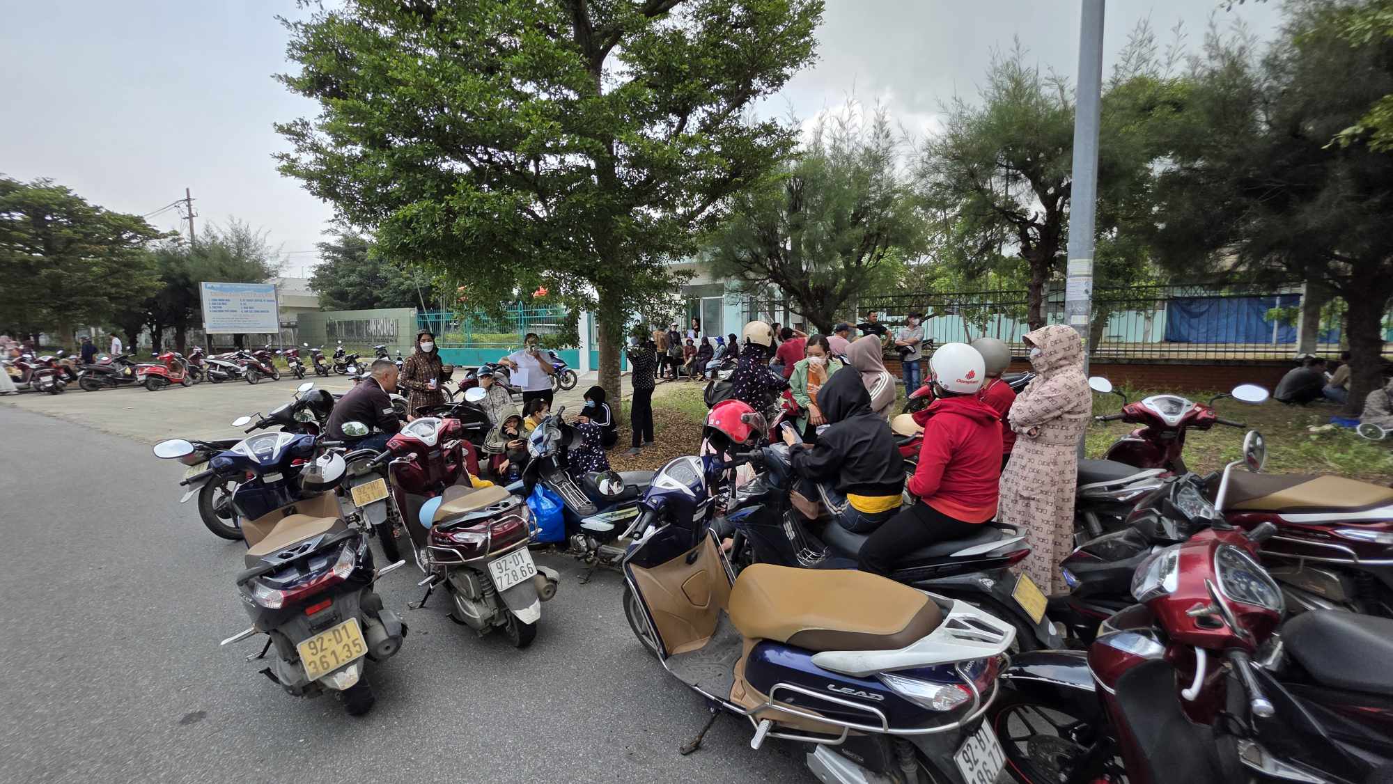 Hàng trăm công nhân Công ty May Minh Hoàng 2 "khóc ròng" vì doanh nghiệp nợ bảo hiểm xã hội- Ảnh 1.