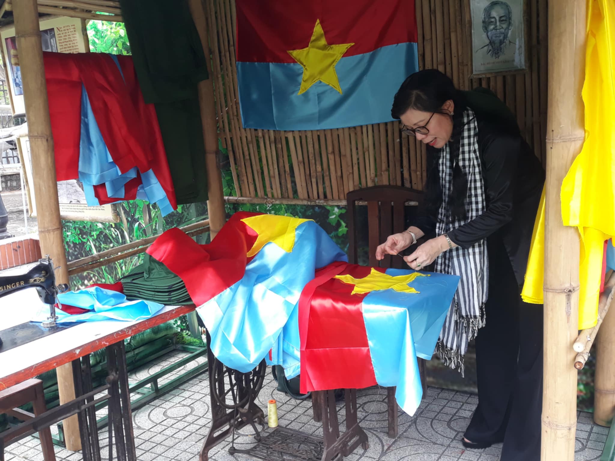 Khai mạc triển l&atilde;m chuy&ecirc;n đề "50 năm vang m&atilde;i bản h&ugrave;ng ca"- Ảnh 13.