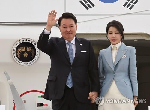 Cựu Tổng thống H&agrave;n Quốc Yoon Suk-yeol v&agrave; cựu đệ nhất phu nh&acirc;n Kim Keon-hee đến s&acirc;n bay Ba Lan v&agrave;o năm 2023. Ảnh: Yonhap